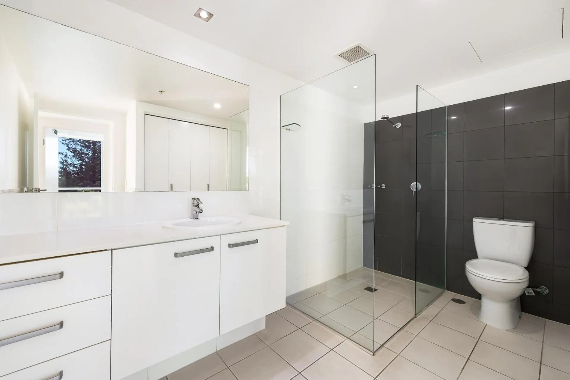 Shower in Ocean Pacific Resort - Official