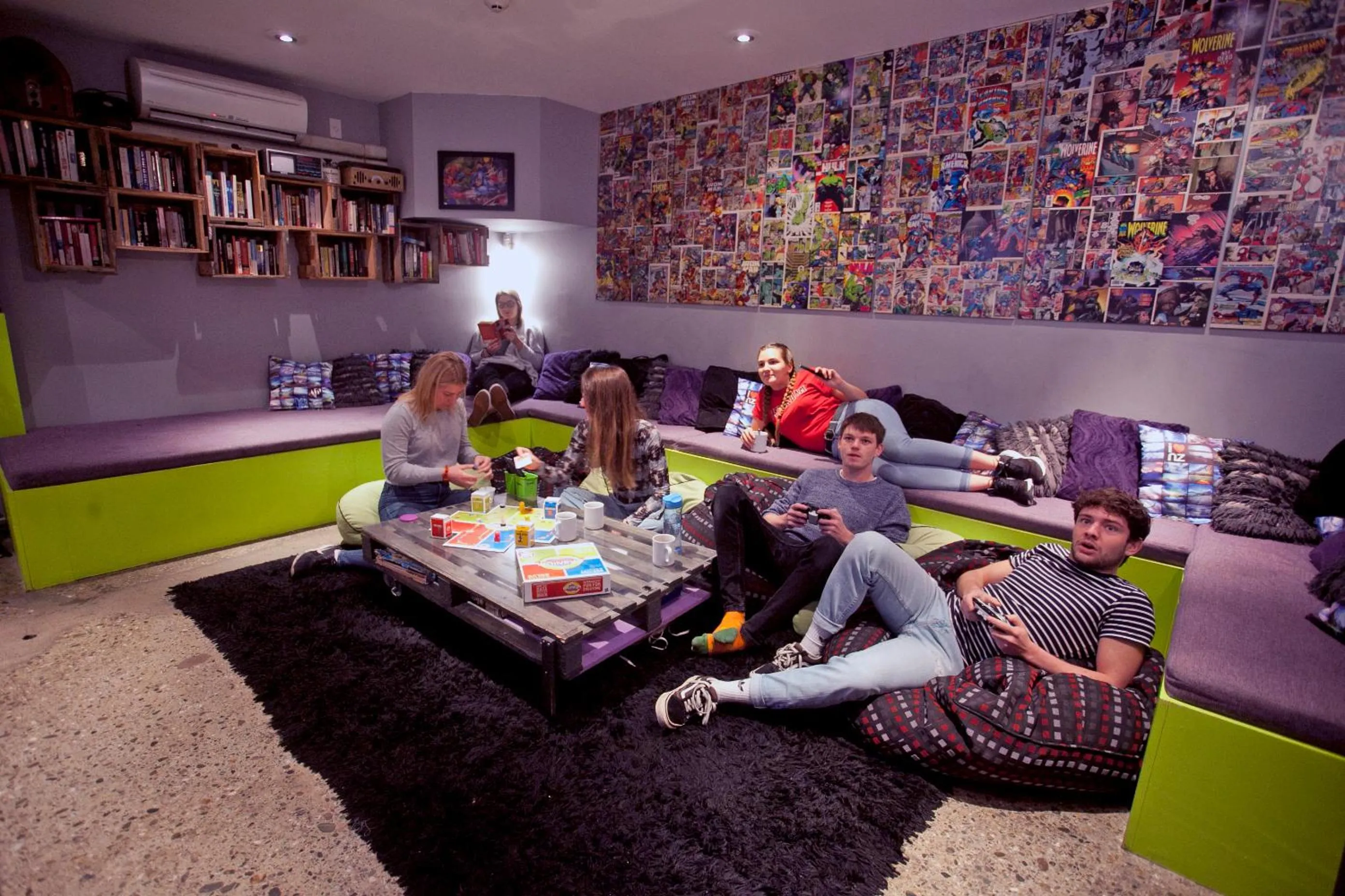 Communal lounge/ TV room in Absoloot Hostel Queenstown