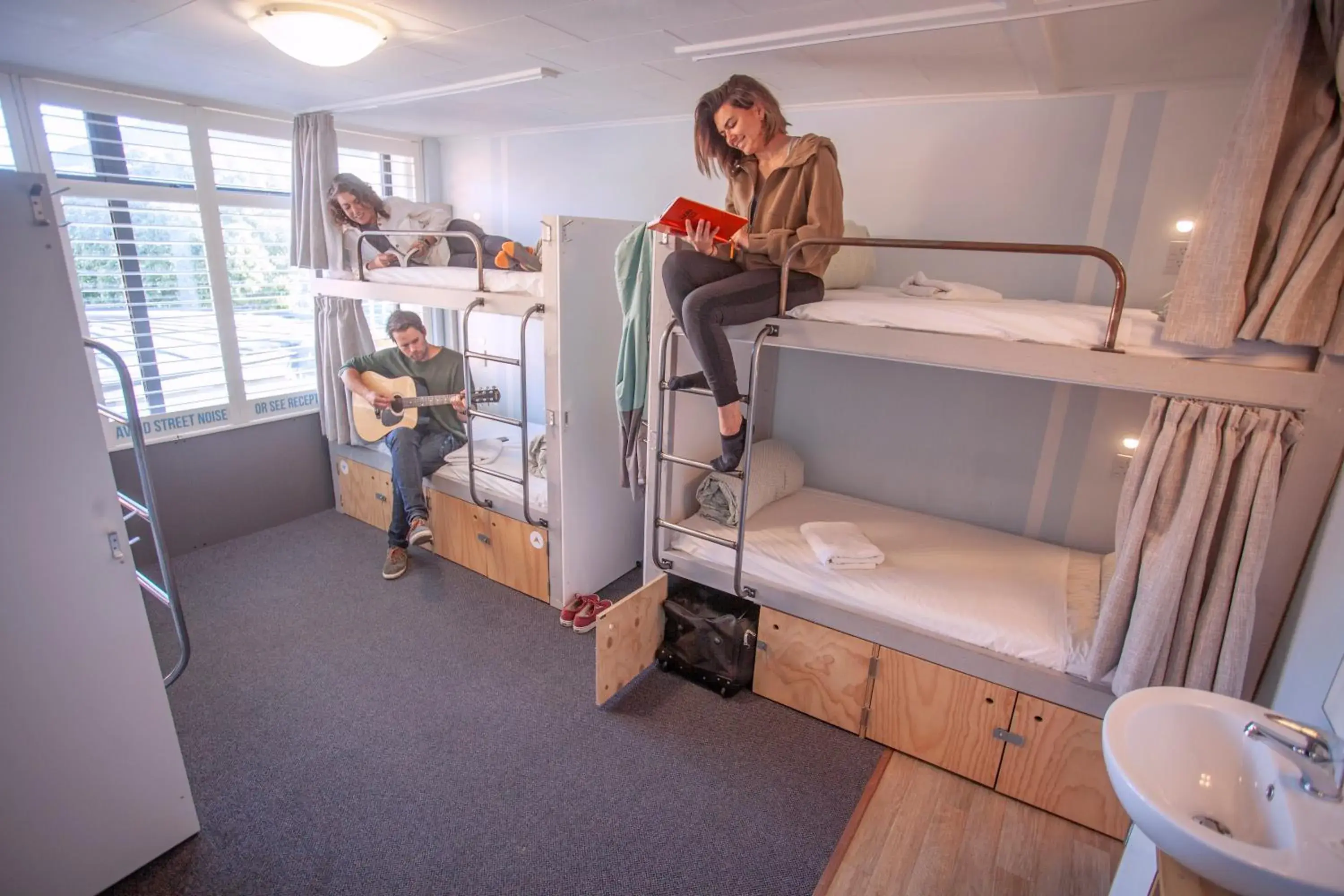 Single Bed in 6 Bed Room with Shared Bathroom in Absoloot Hostel Queenstown Single Bed in 6 Bed Room with Shared Bathroom in Absoloot Hostel Queenstown