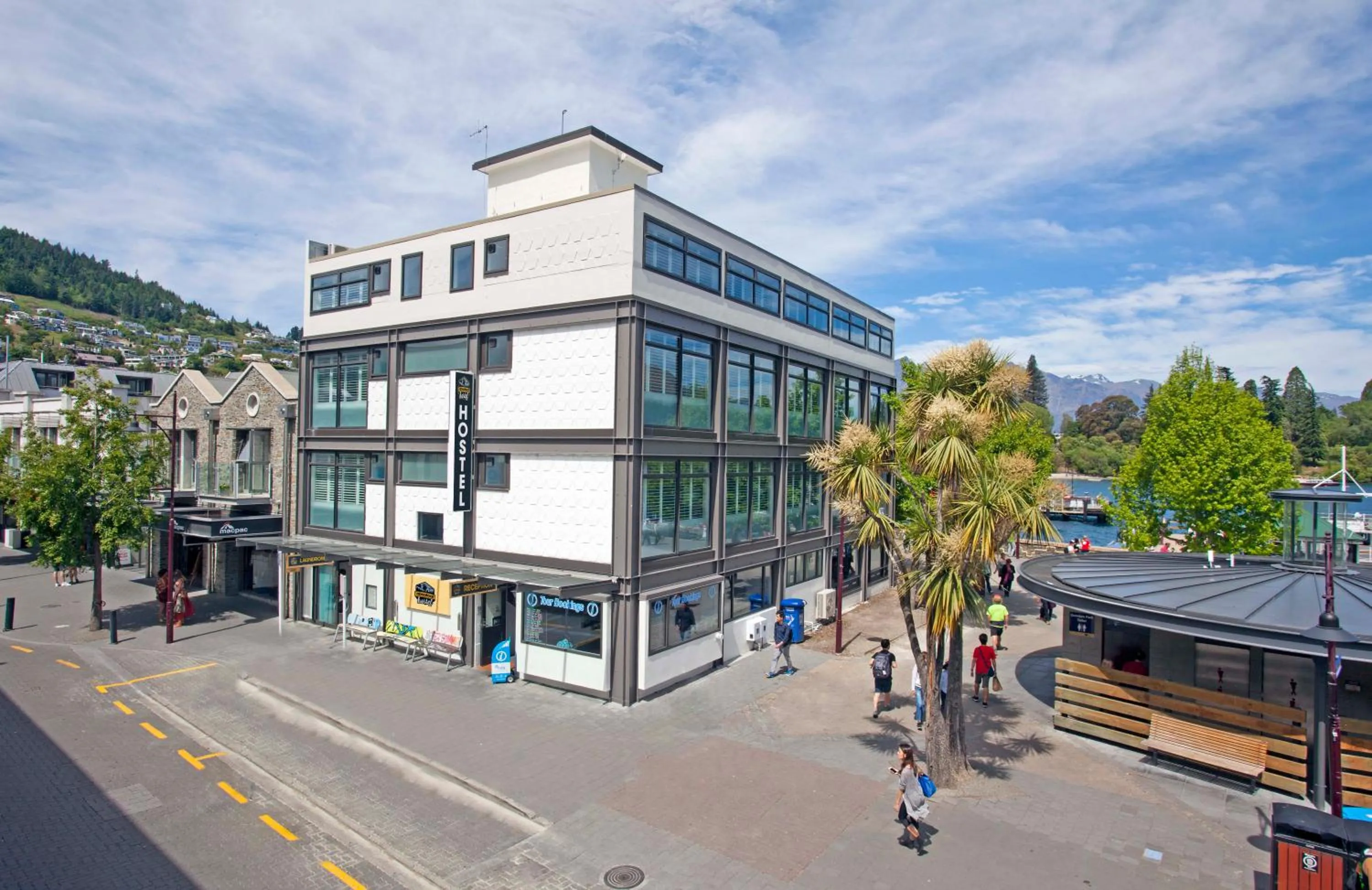Facade/entrance in Absoloot Hostel Queenstown