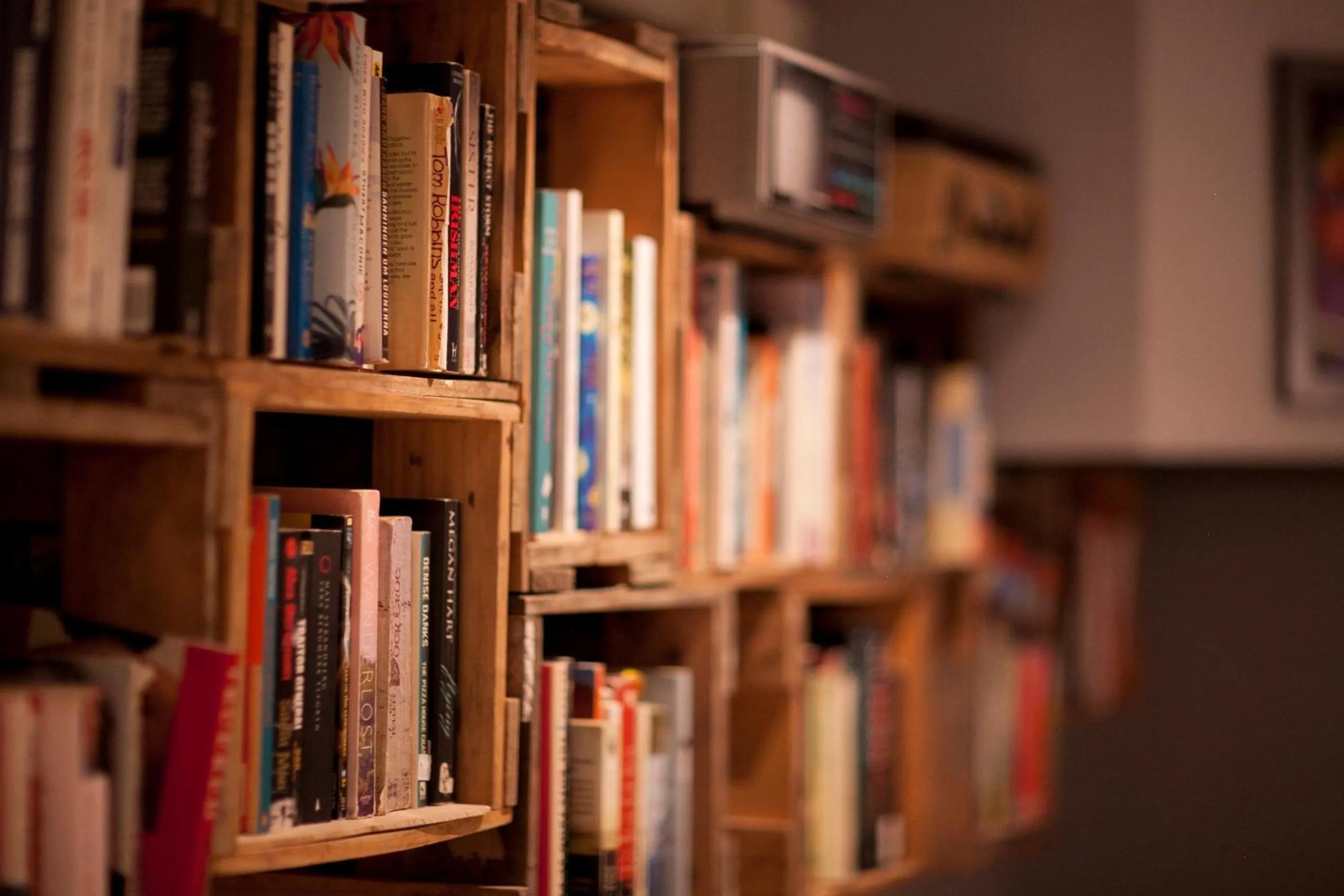 Communal lounge/ TV room in Absoloot Hostel Queenstown