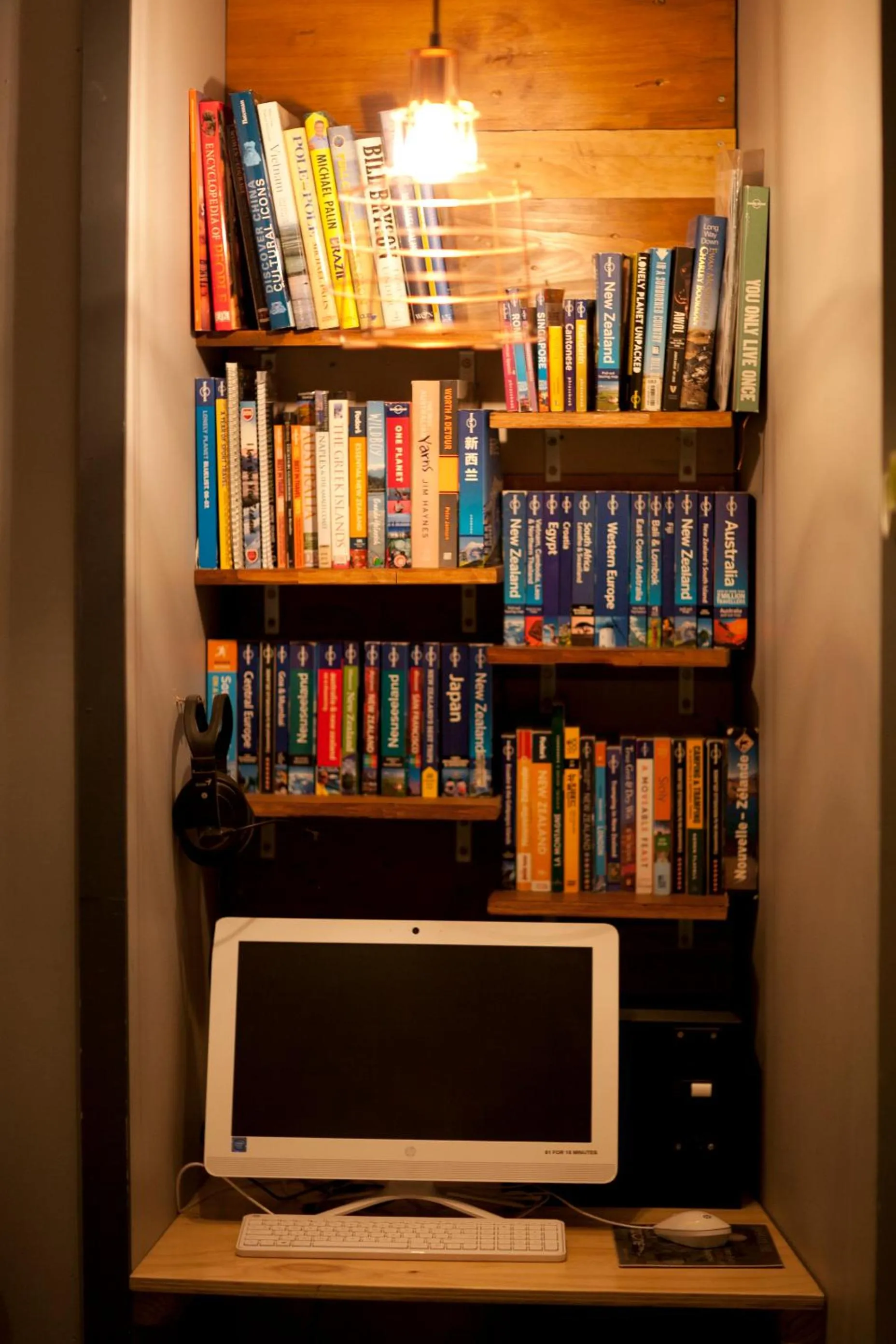 Communal lounge/ TV room in Absoloot Hostel Queenstown