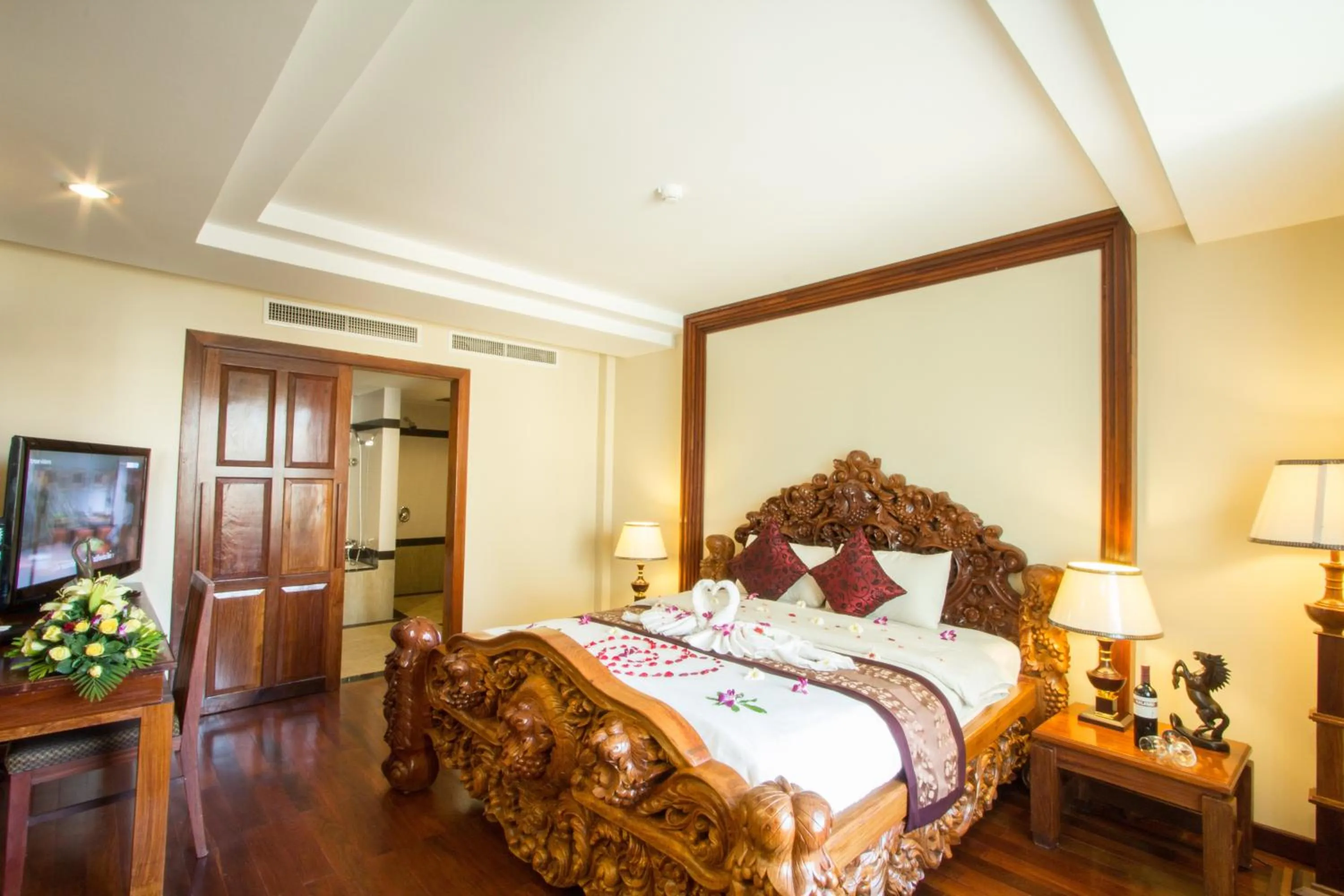 Bedroom, Bed in Royal Empire Hotel