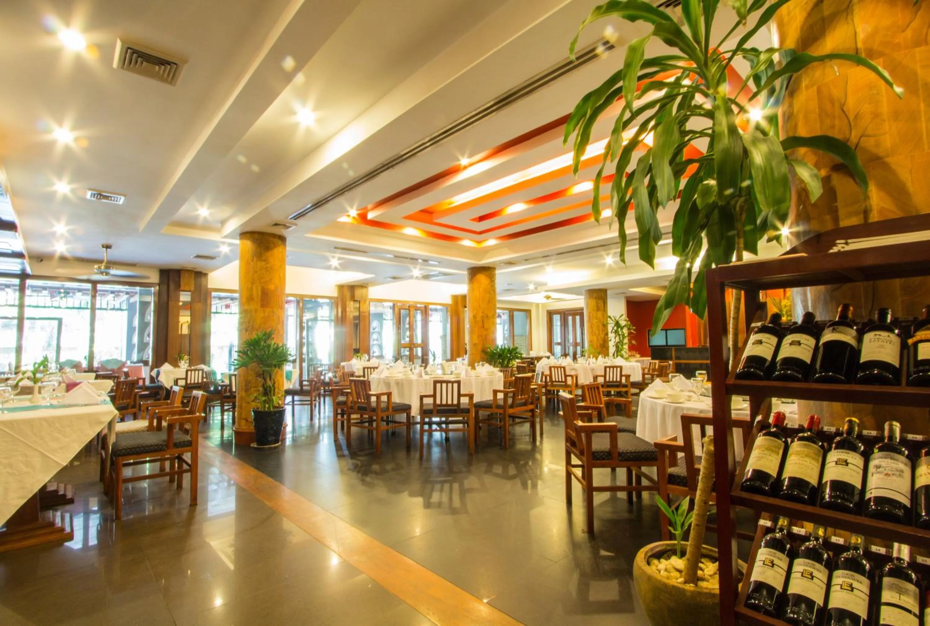Restaurant/places to eat in Royal Empire Hotel