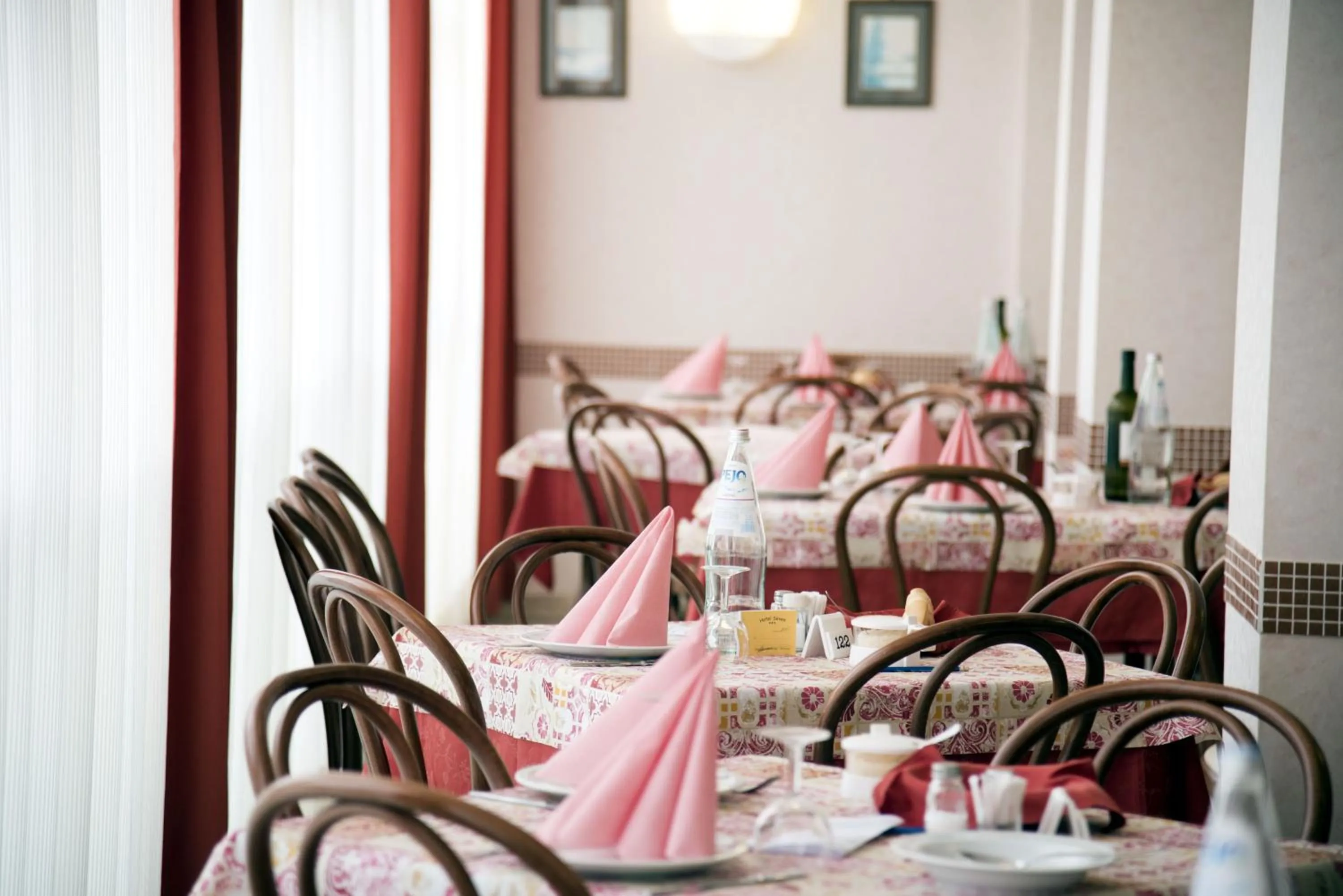 Restaurant/places to eat in Hotel Seven