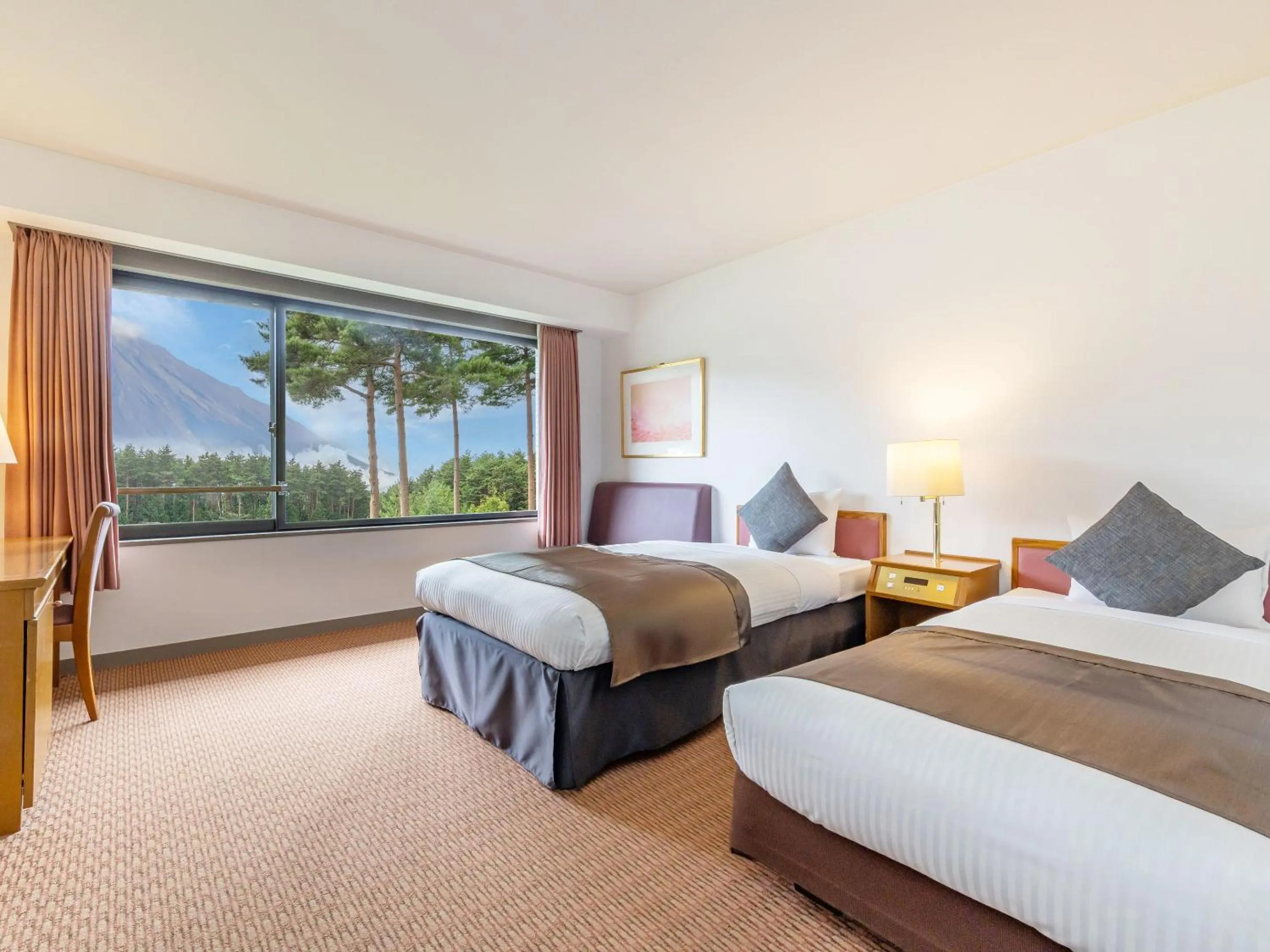 Photo of the whole room in Evergreen-Fuji