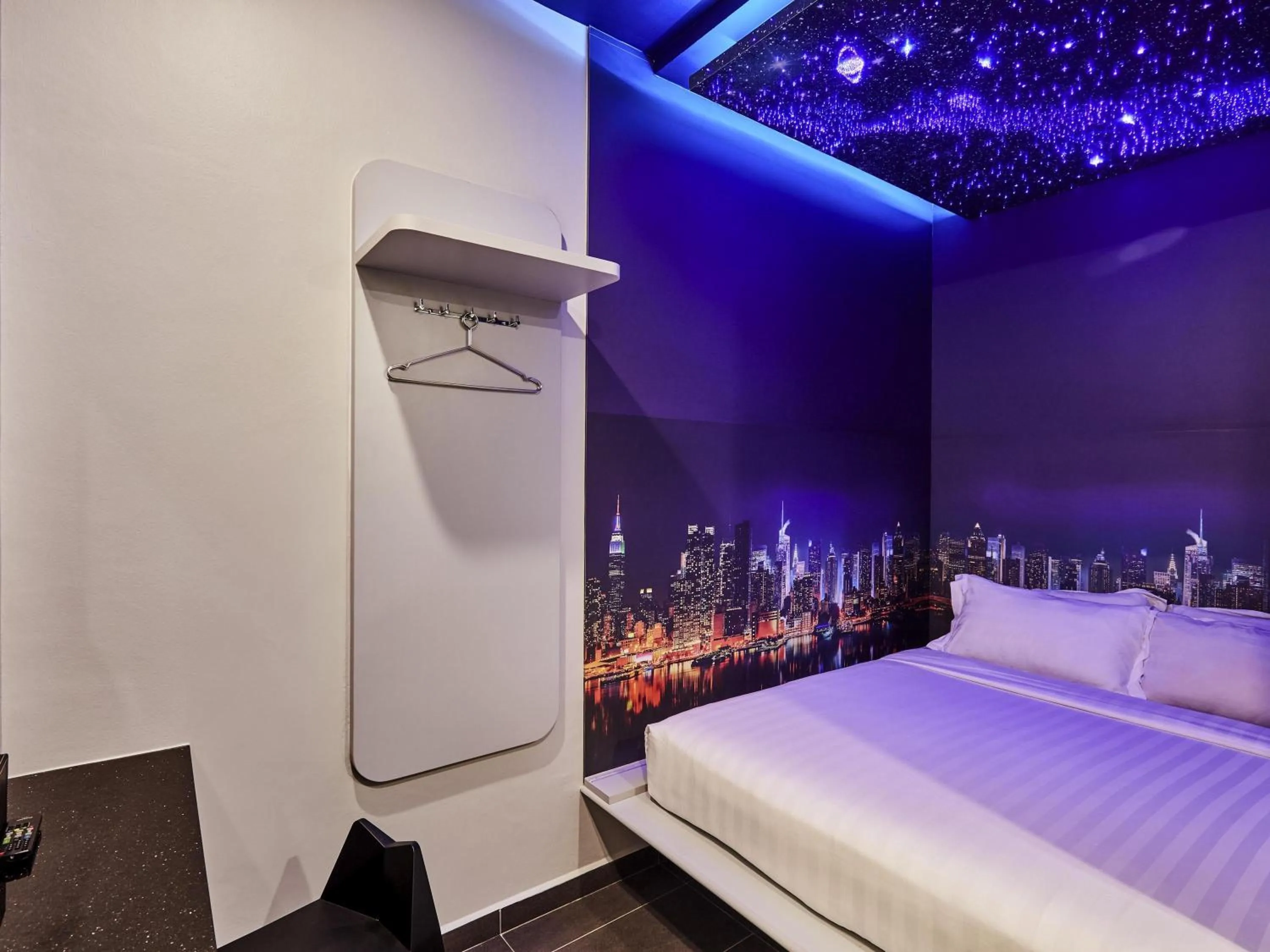 Bedroom, Bed in ibis budget Singapore Bugis
