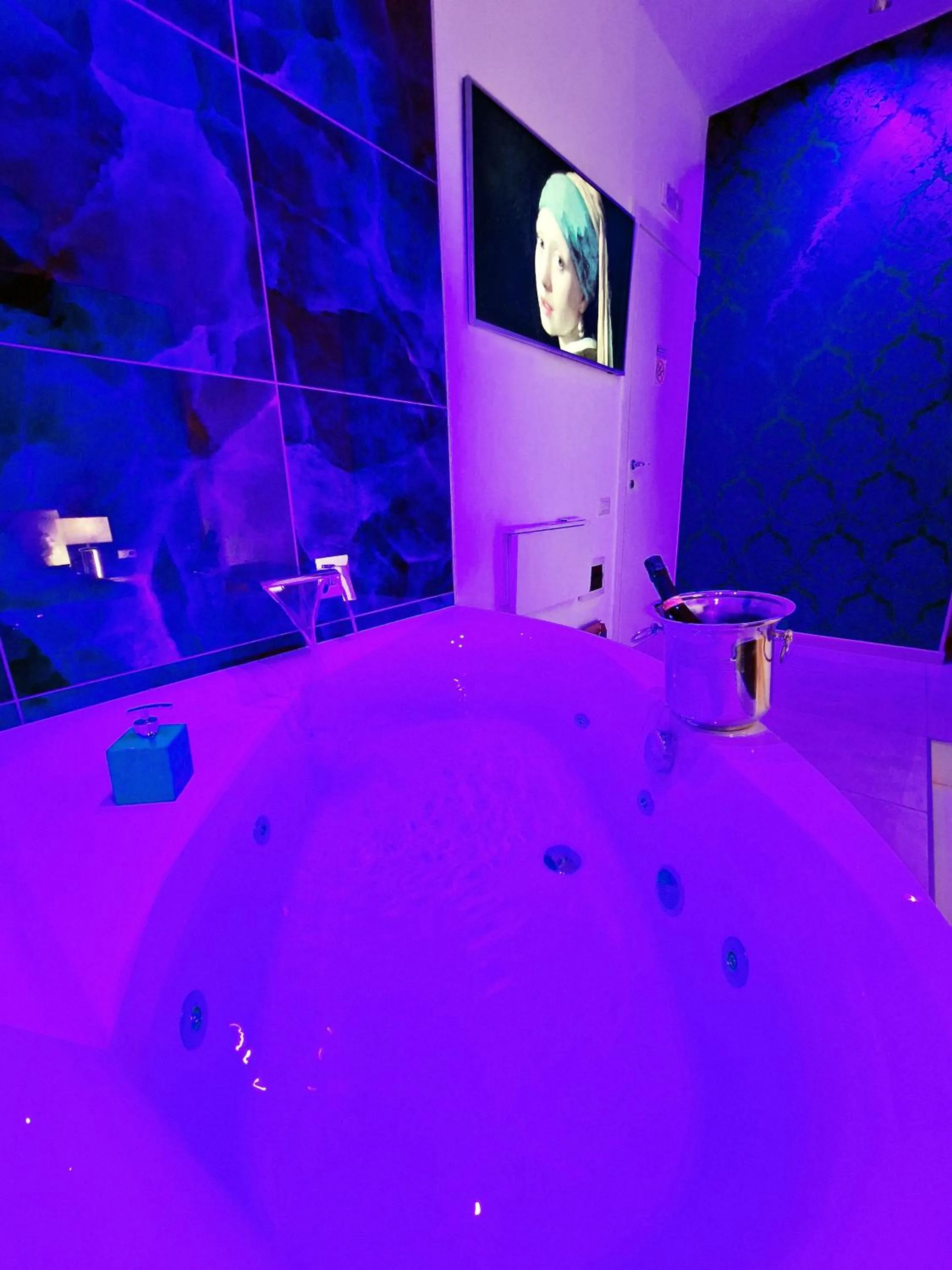 Hot Tub, Bed in Maschio Angioino Suite