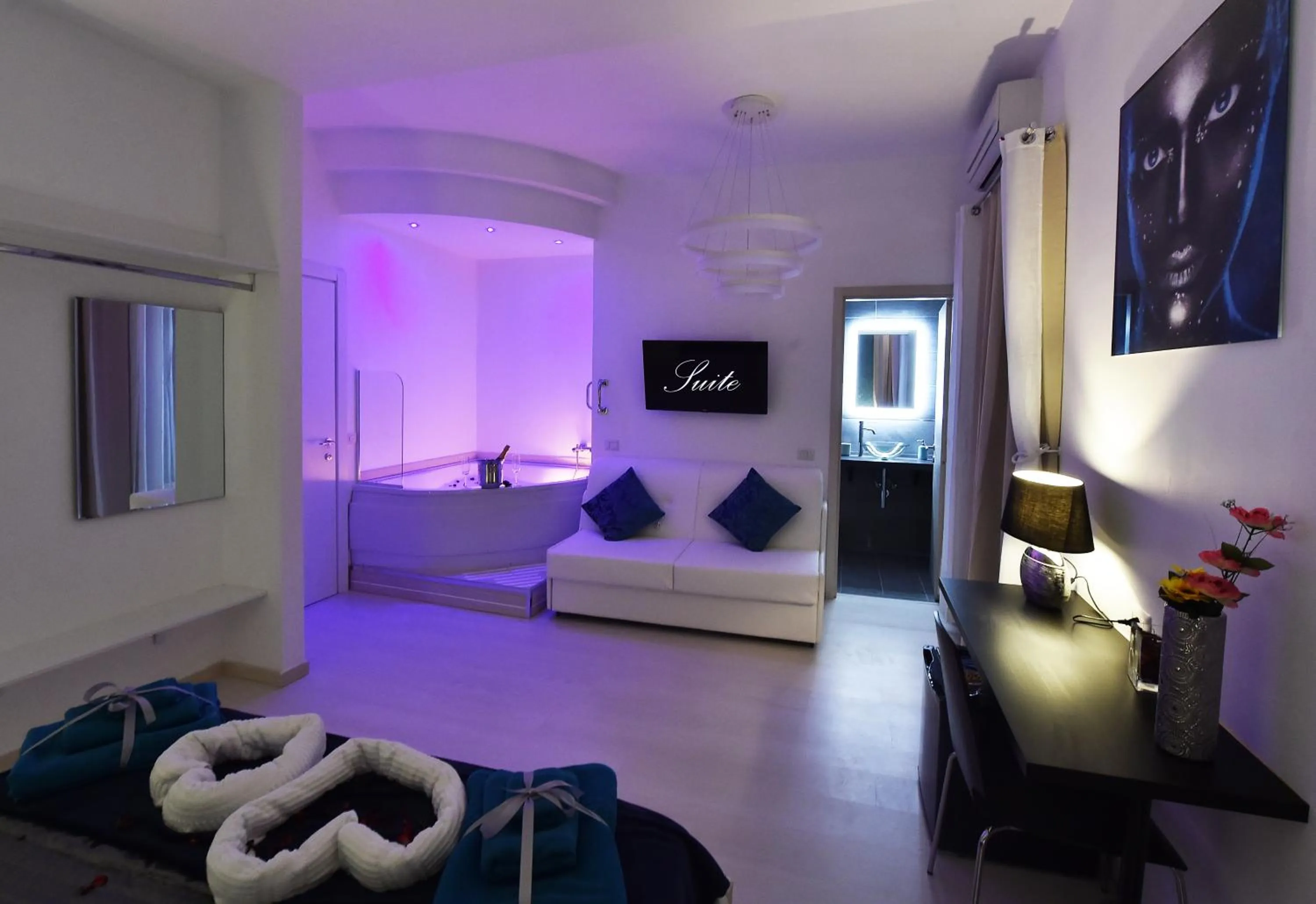 Bathroom, Bed in Maschio Angioino Suite