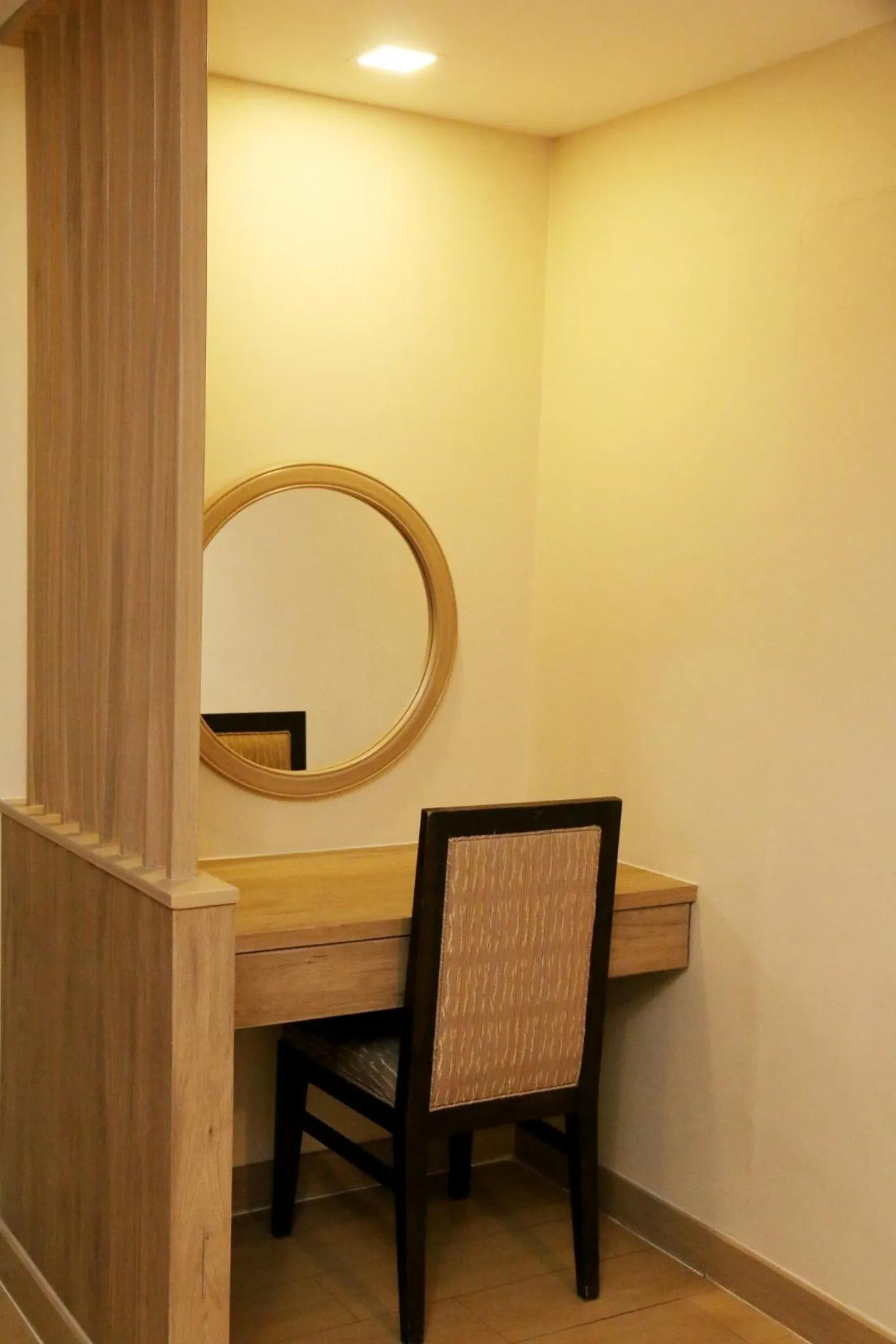 hair dresser in Crystal Palace Luxury Hotel Pattaya