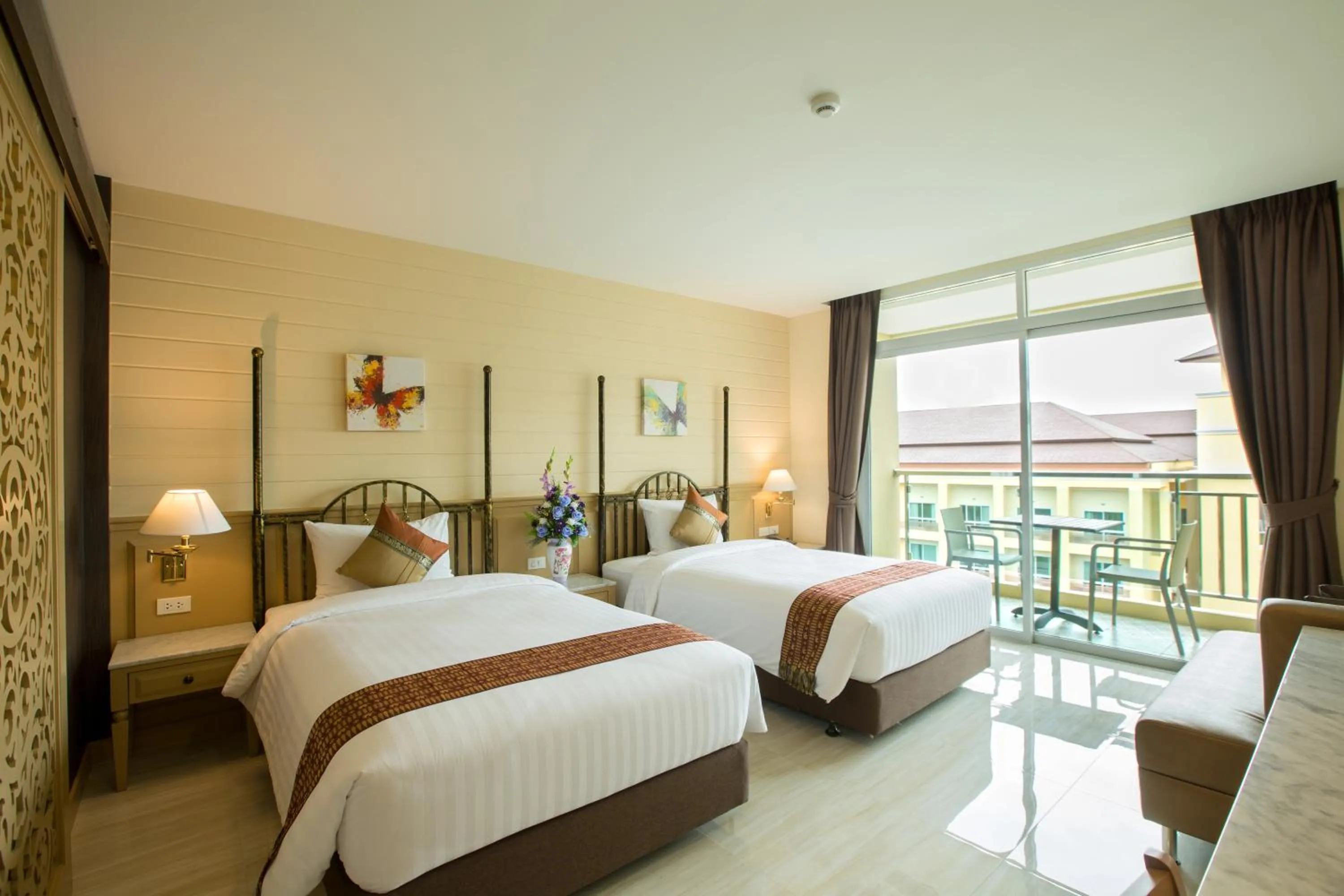 Photo of the whole room, Bed in Crystal Palace Luxury Hotel Pattaya