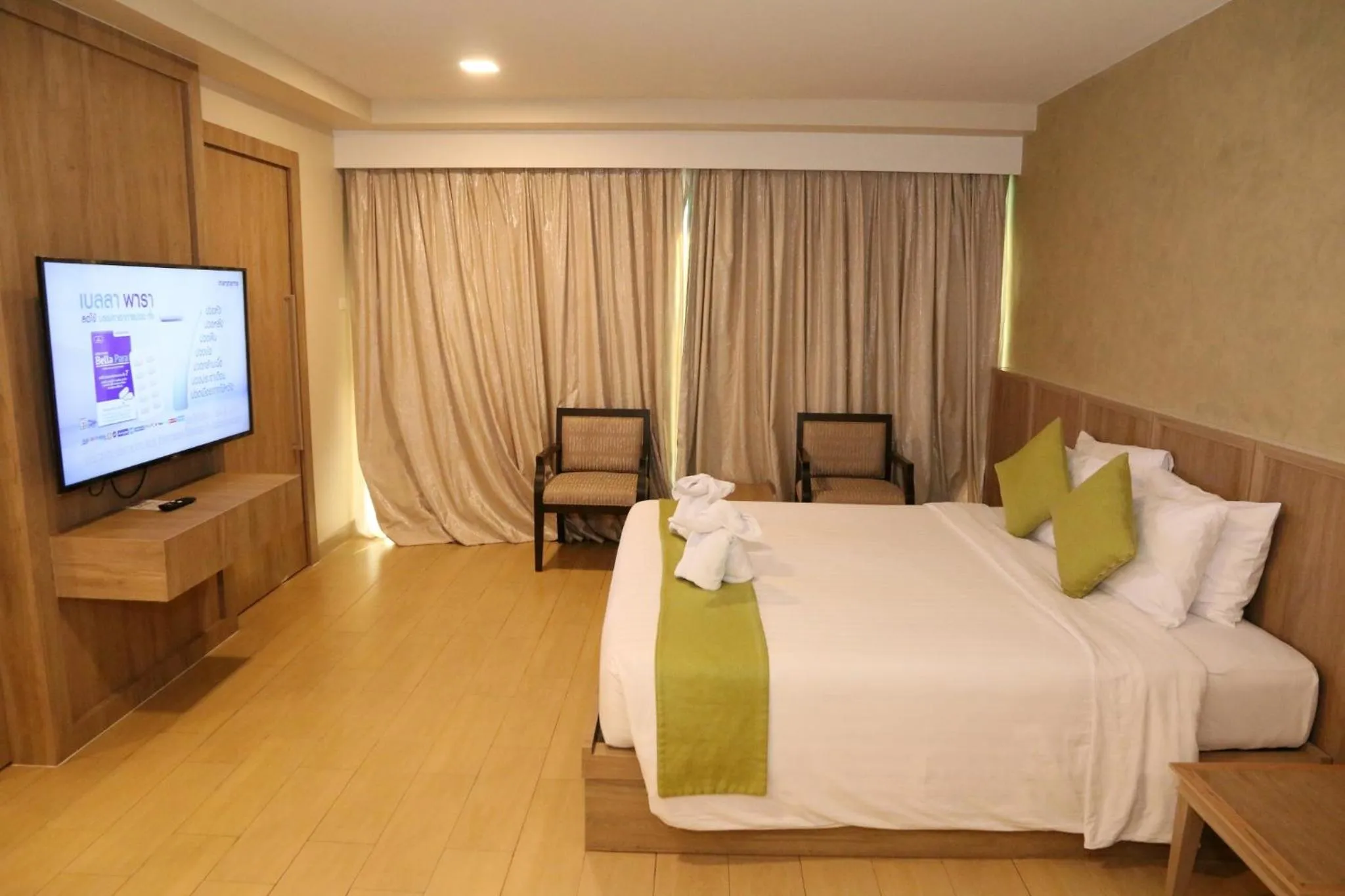 Bedroom, Bed in Crystal Palace Luxury Hotel Pattaya