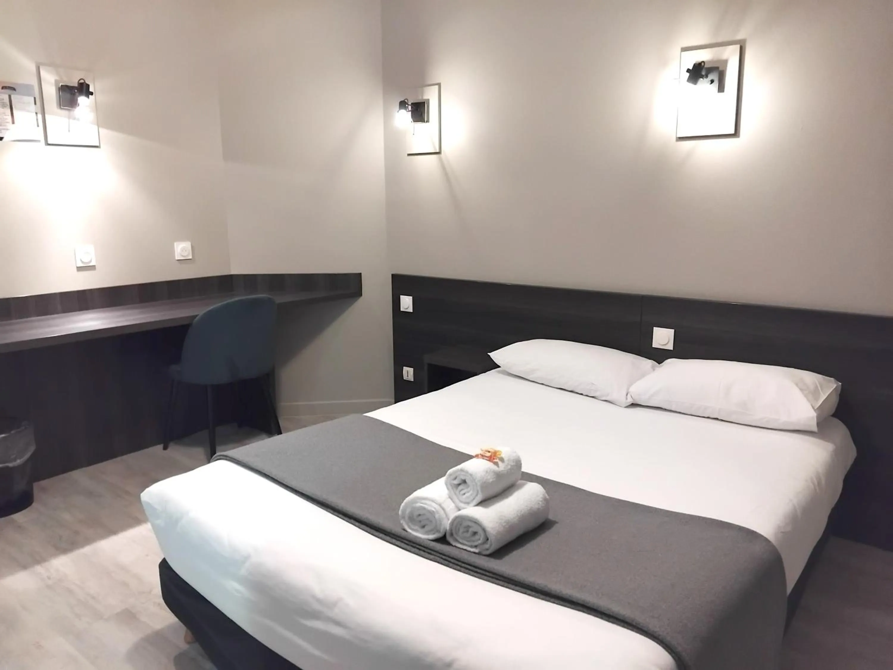 Bed in Hôtel Le Bratoria , anciennement Le Saint Vincent