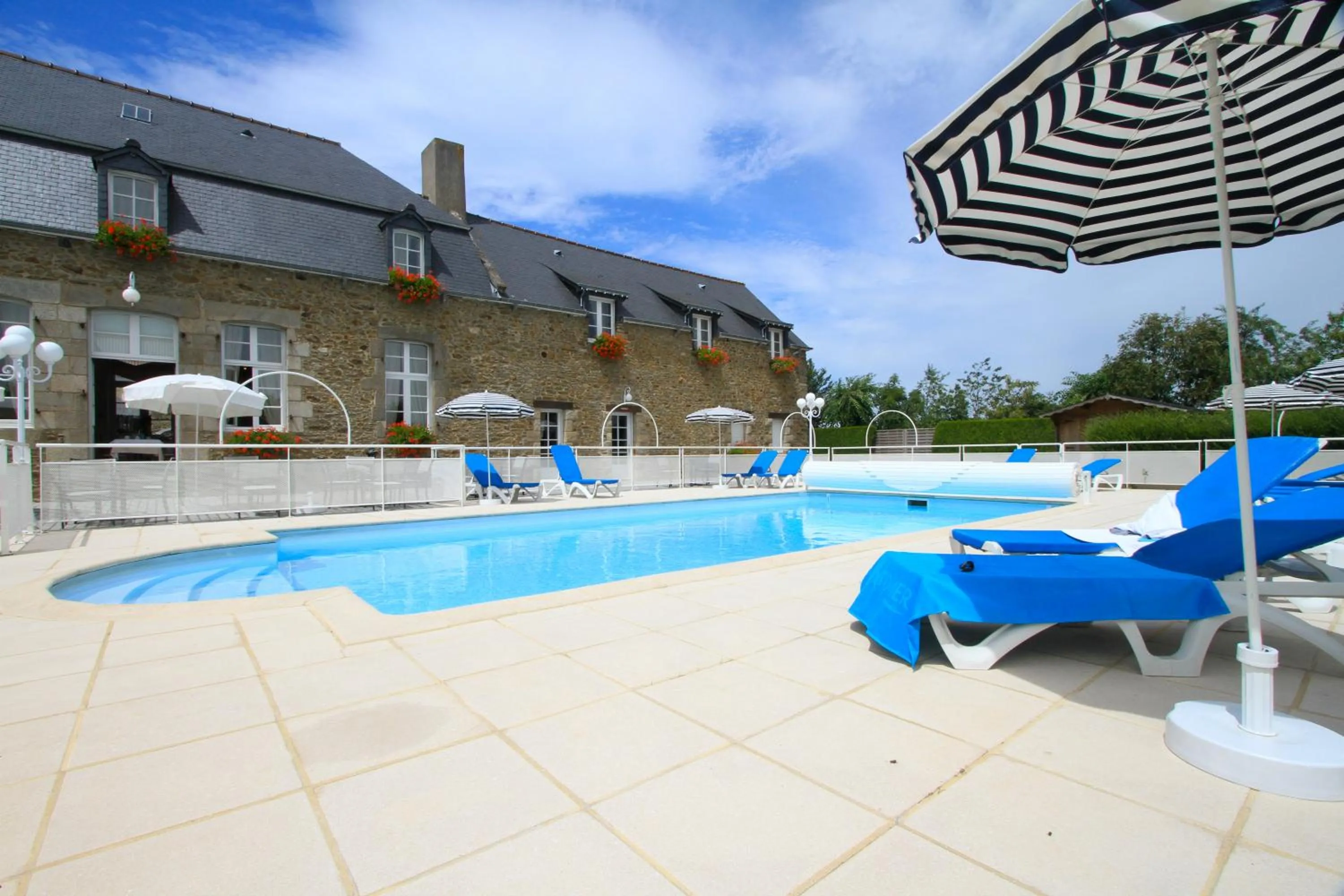 Swimming pool in Hotel Spa La Malouinière Des Longchamps - Saint-Malo