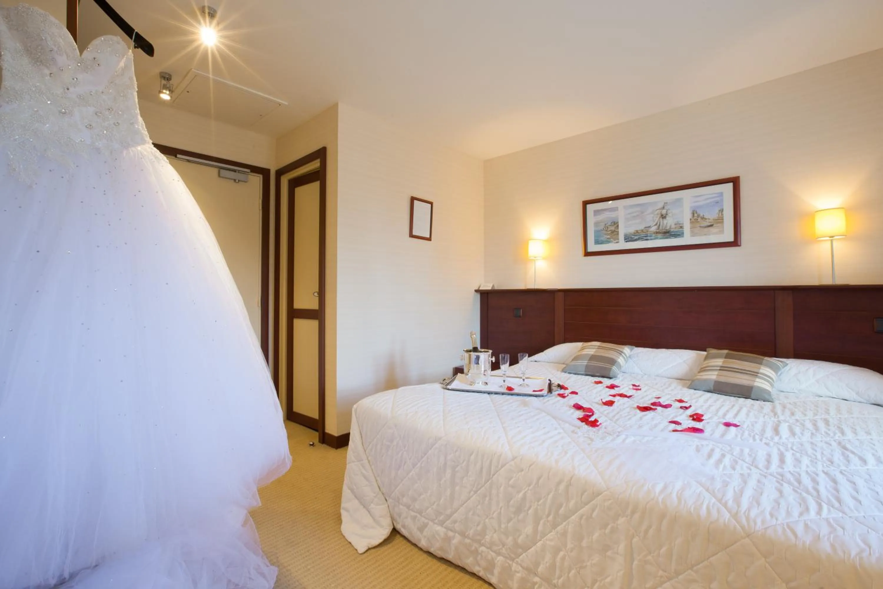 Bedroom, Bed in Hotel Spa La Malouinière Des Longchamps - Saint-Malo