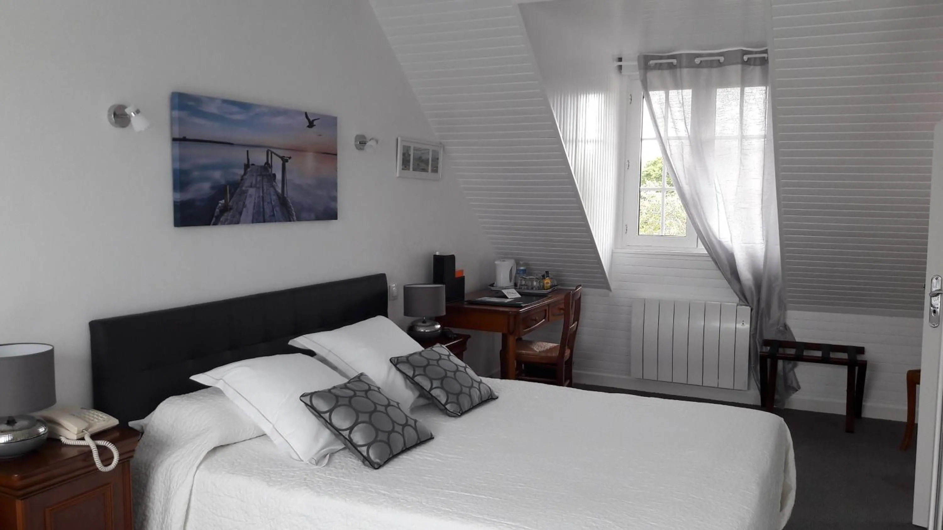 Shower, Bed in Hotel Spa La Malouinière Des Longchamps - Saint-Malo