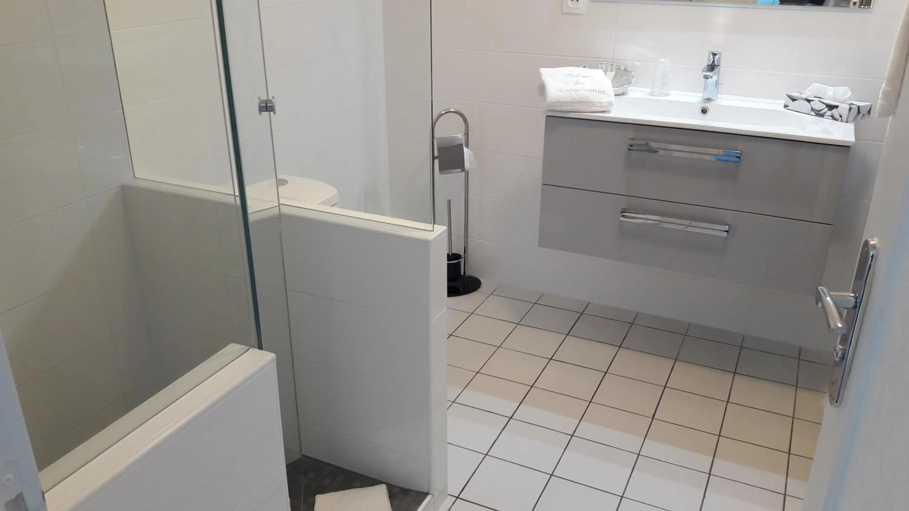 Shower in Hotel Spa La Malouinière Des Longchamps - Saint-Malo