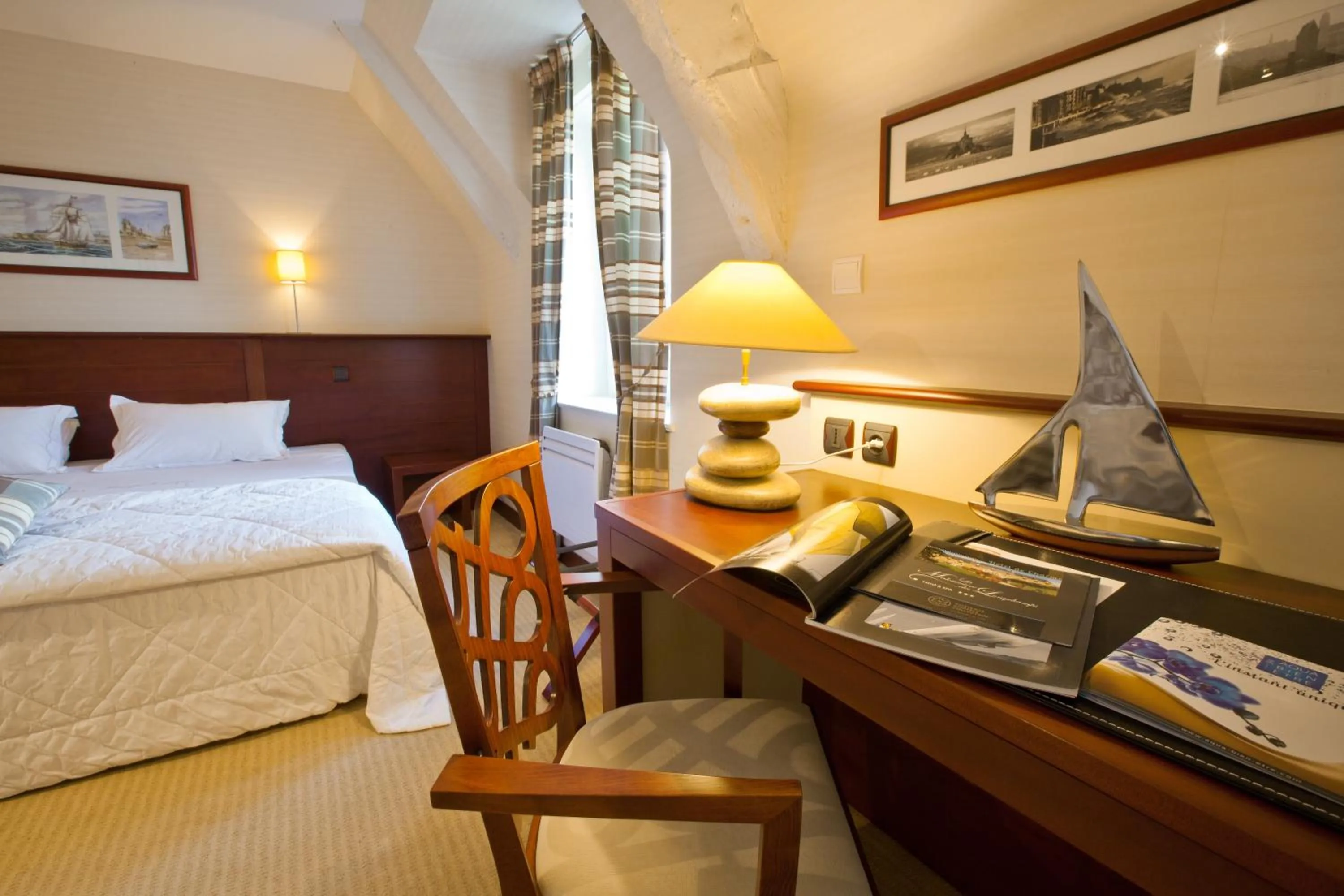 Bedroom, Bed in Hotel Spa La Malouinière Des Longchamps - Saint-Malo