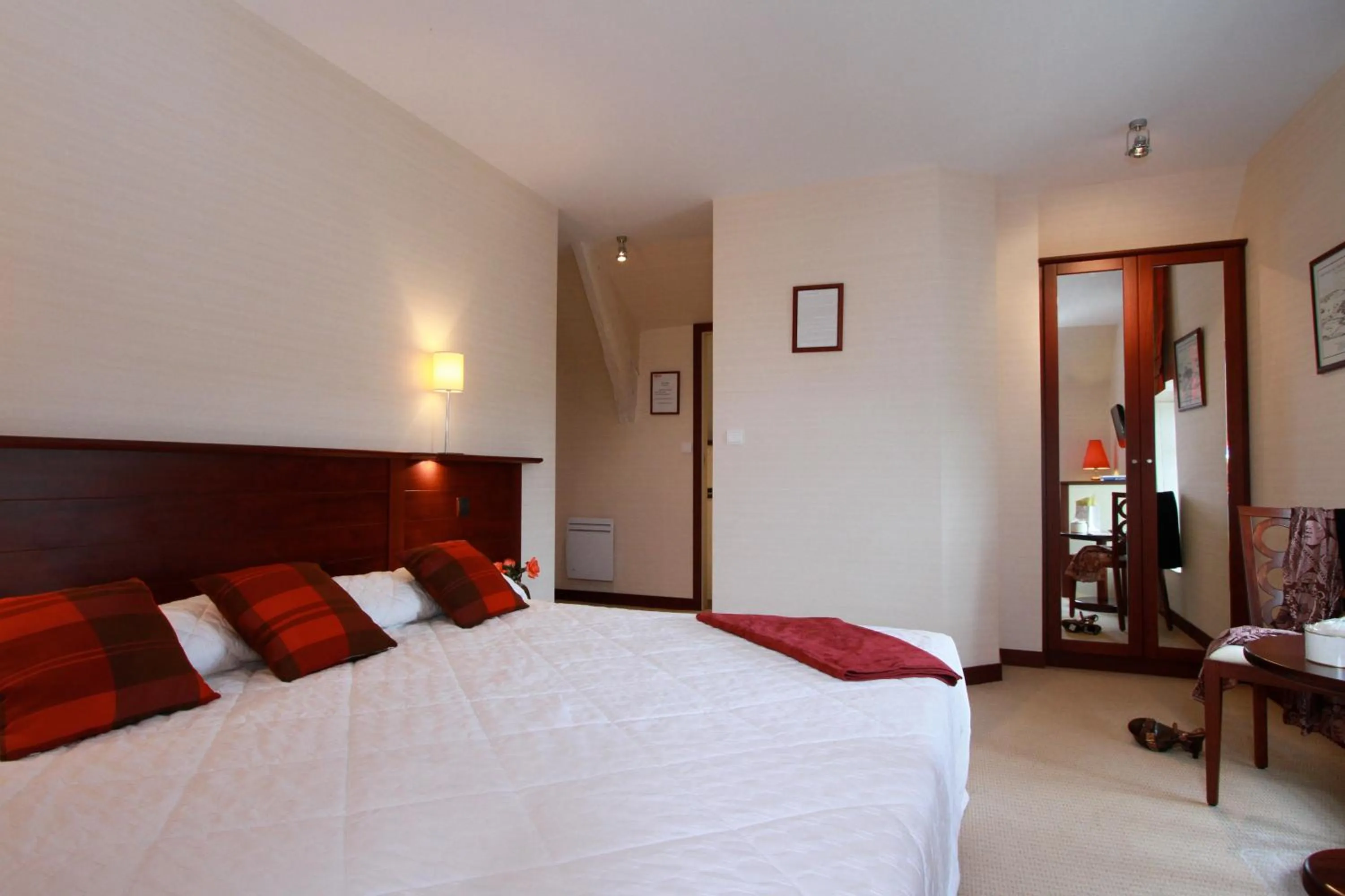 Bedroom, Bed in Hotel Spa La Malouinière Des Longchamps - Saint-Malo