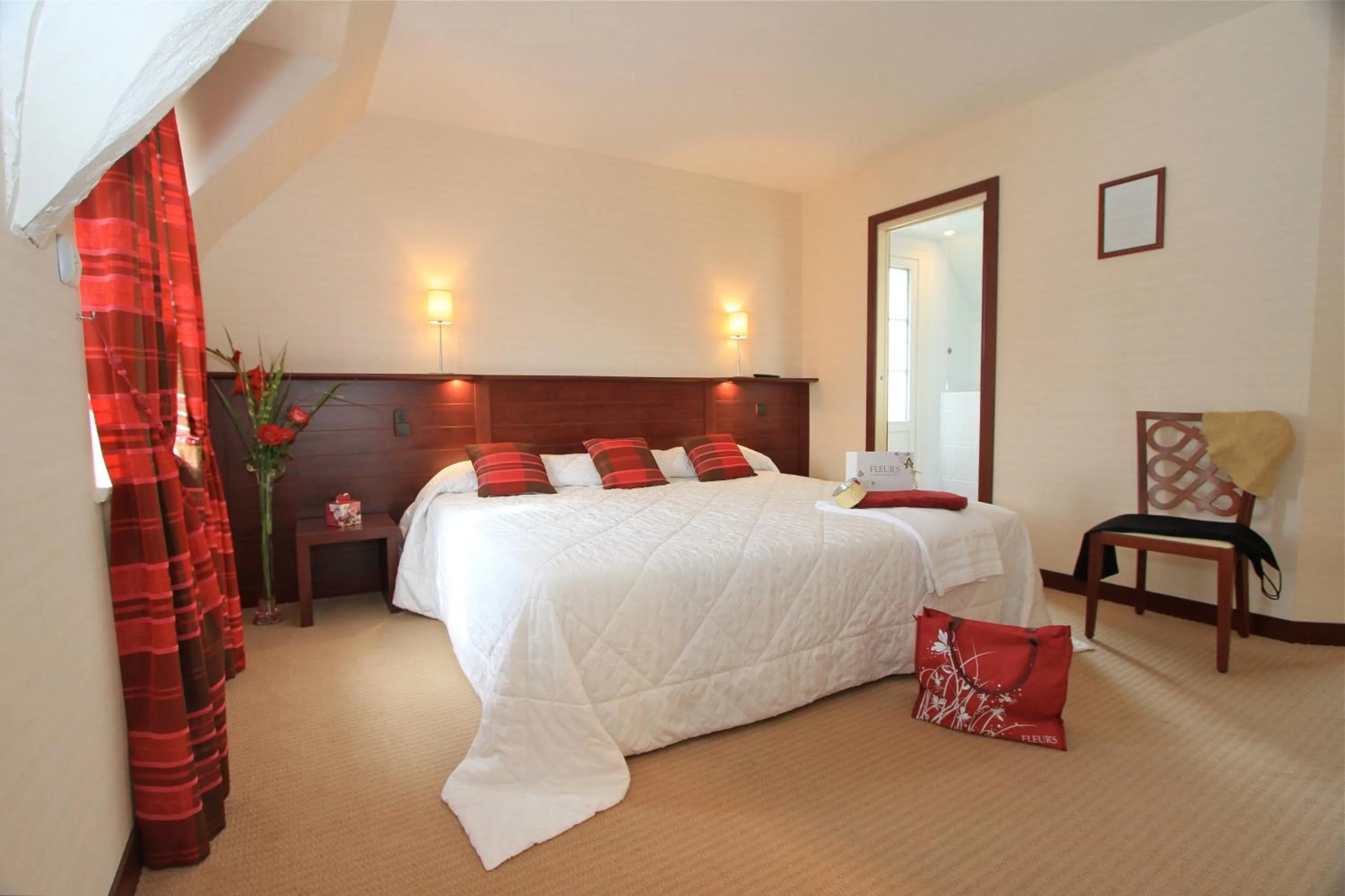 Bedroom, Bed in Hotel Spa La Malouinière Des Longchamps - Saint-Malo