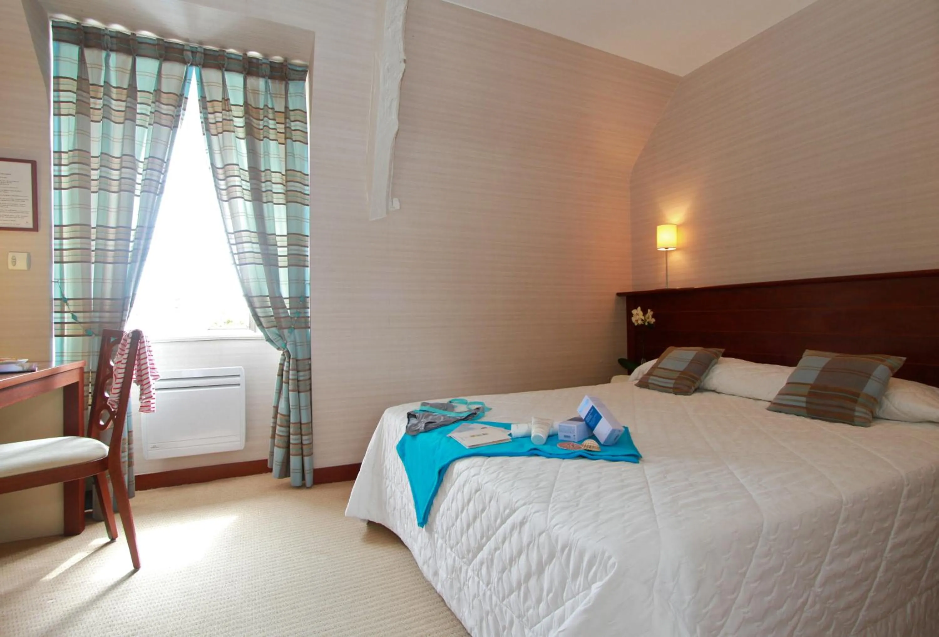 Bedroom, Bed in Hotel Spa La Malouinière Des Longchamps - Saint-Malo