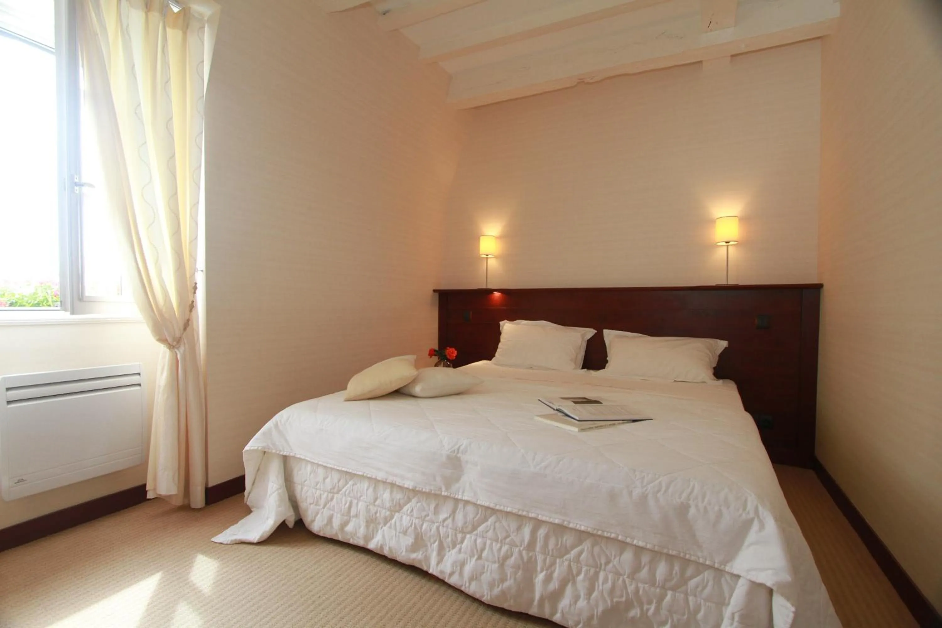 Bedroom, Bed in Hotel Spa La Malouinière Des Longchamps - Saint-Malo