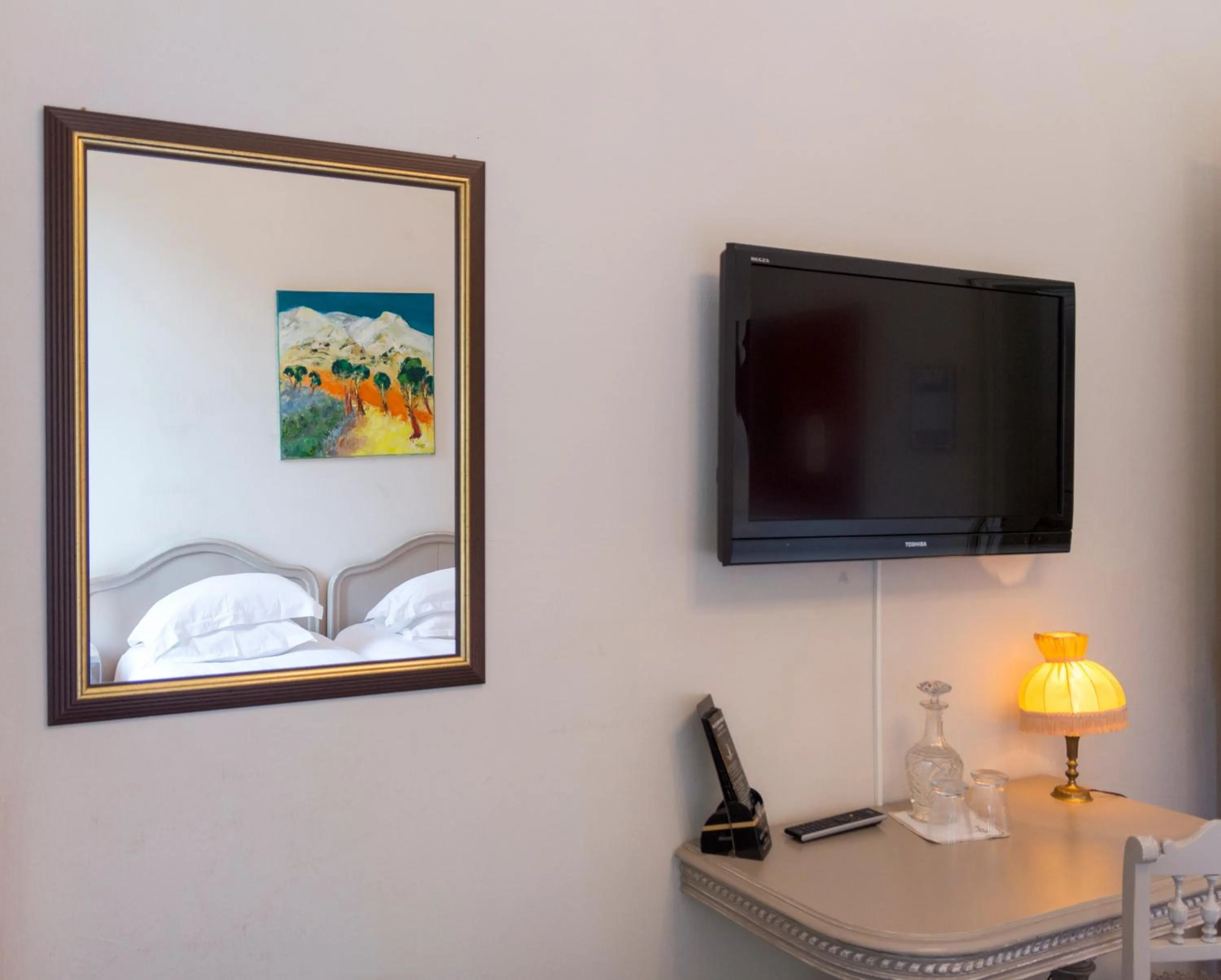 TV and multimedia in Domaine de Beaupré - Hotel The Originals Relais