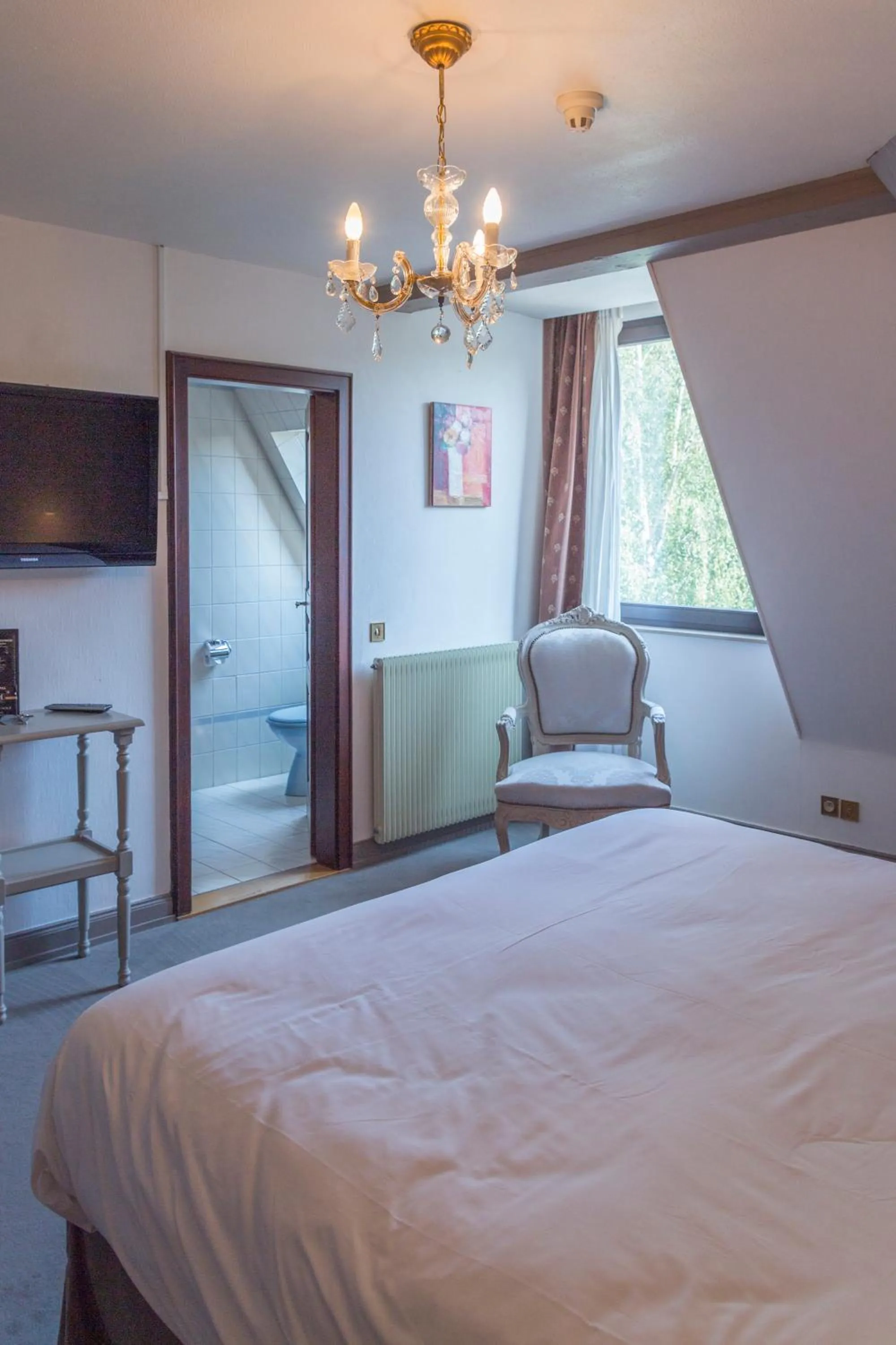 Bed in Domaine de Beaupré - Hotel The Originals Relais