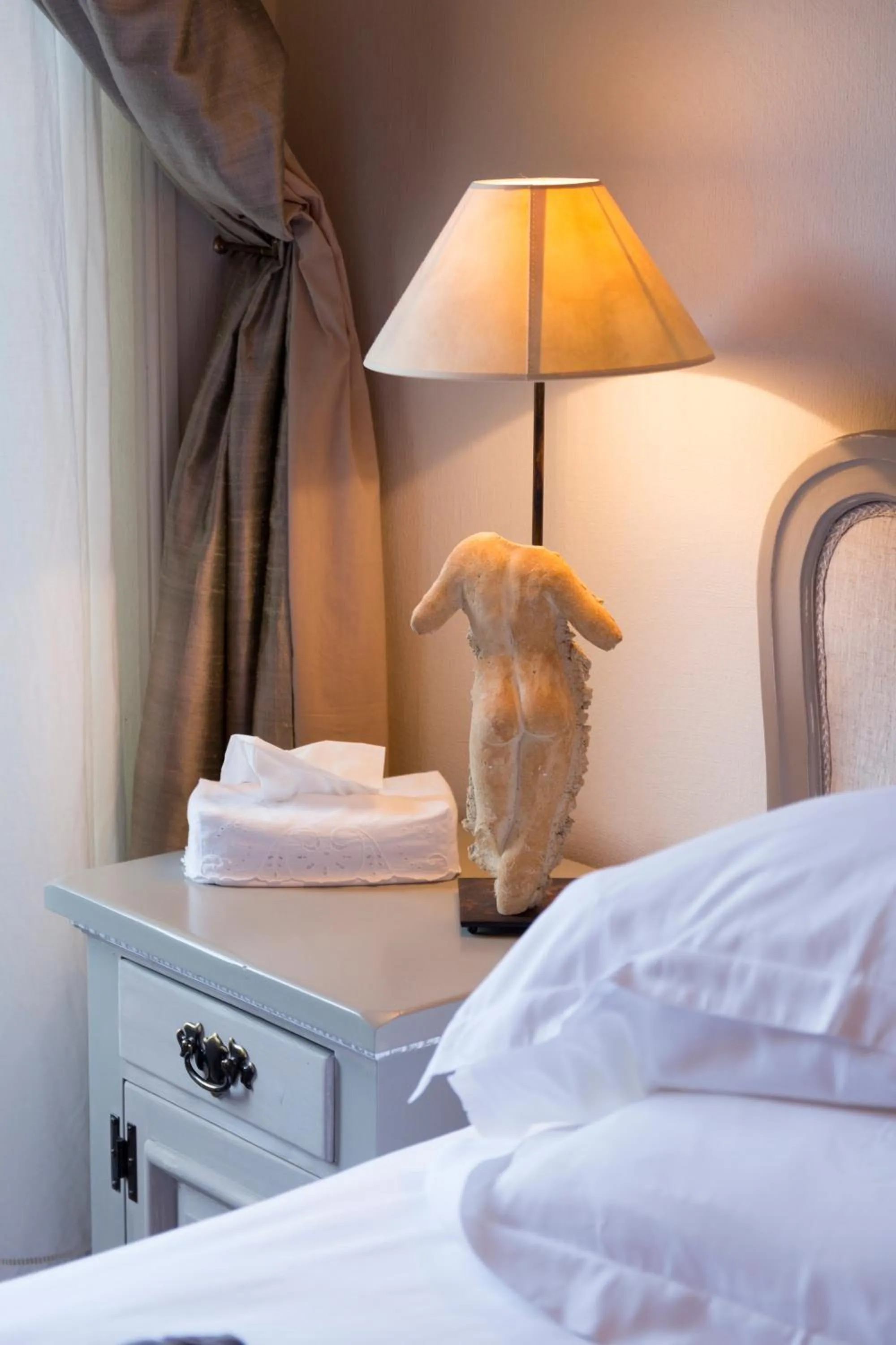 Bed in Domaine de Beaupré - Hotel The Originals Relais