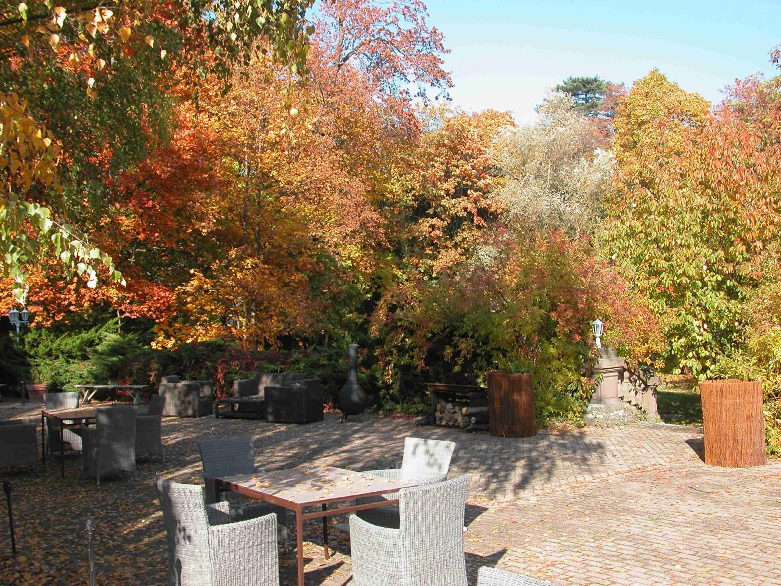 Garden in Domaine de Beaupré - Hotel The Originals Relais