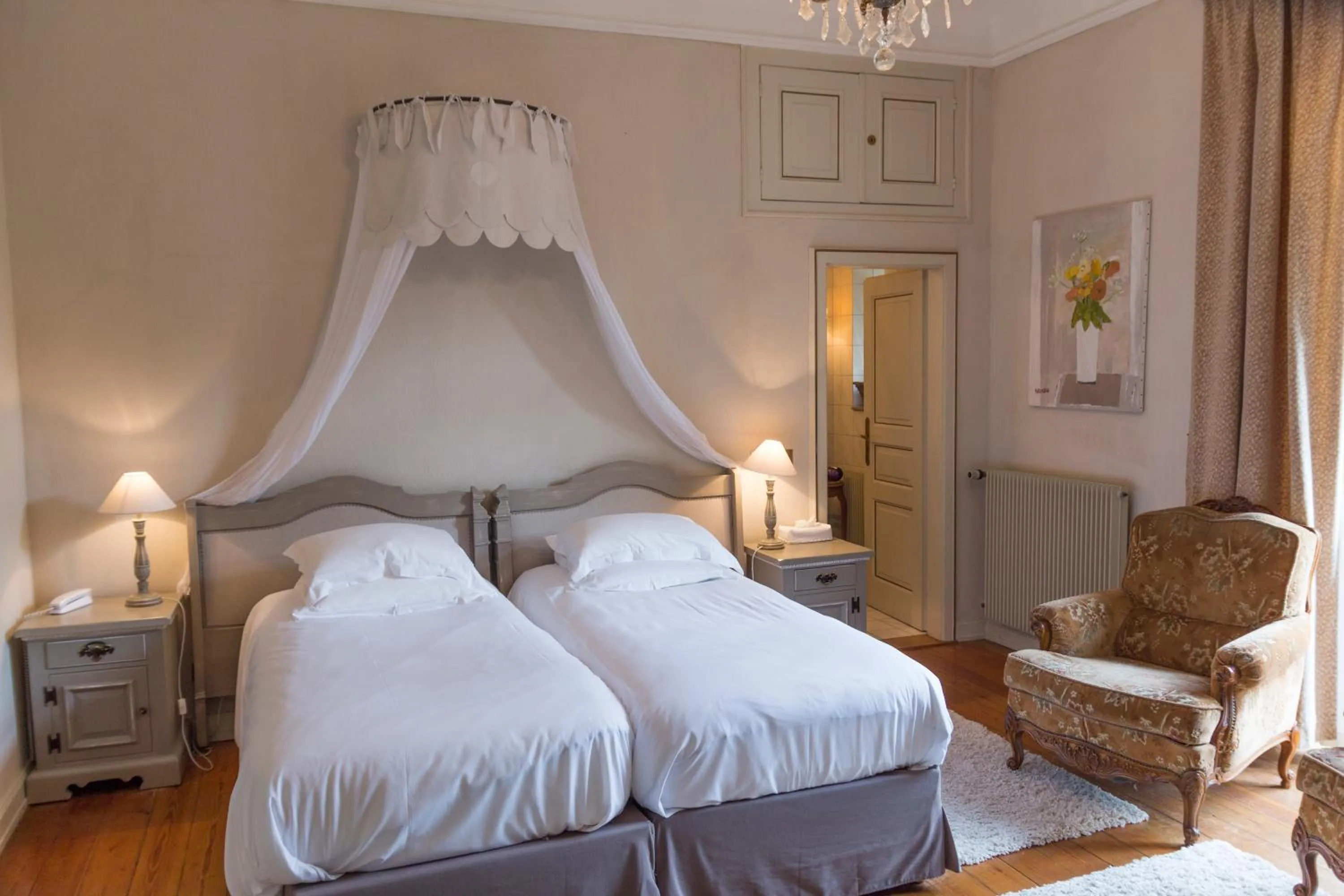 Bed in Domaine de Beaupré - Hotel The Originals Relais