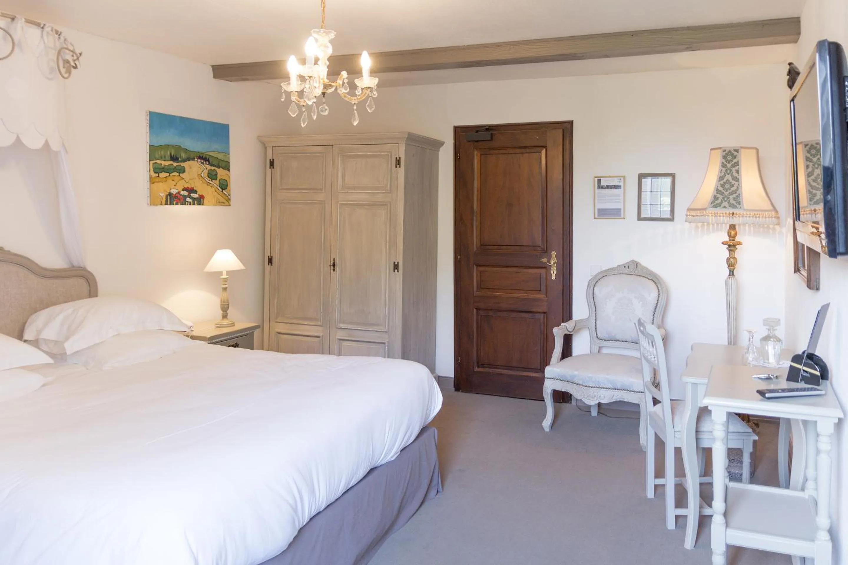 Bed in Domaine de Beaupré - Hotel The Originals Relais