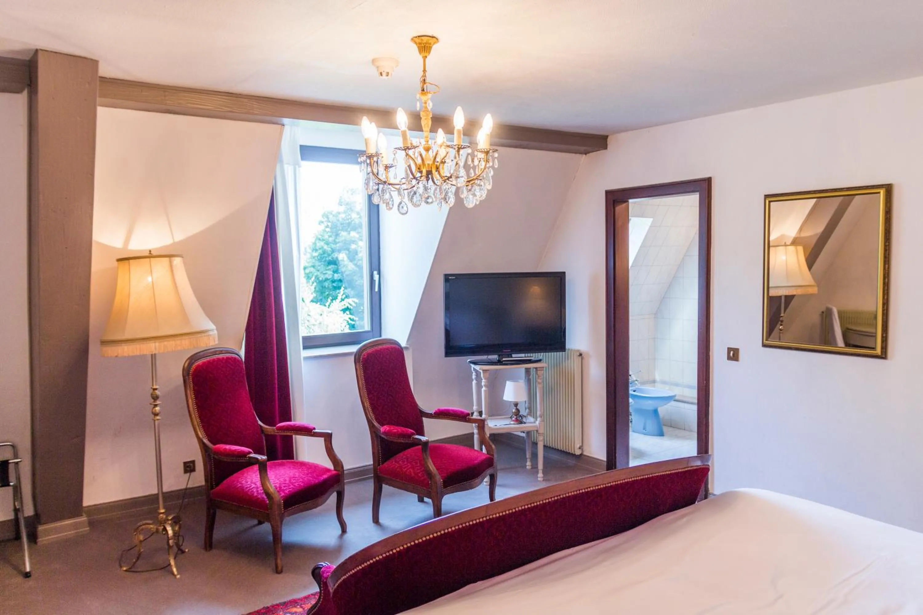 TV and multimedia in Domaine de Beaupré - Hotel The Originals Relais