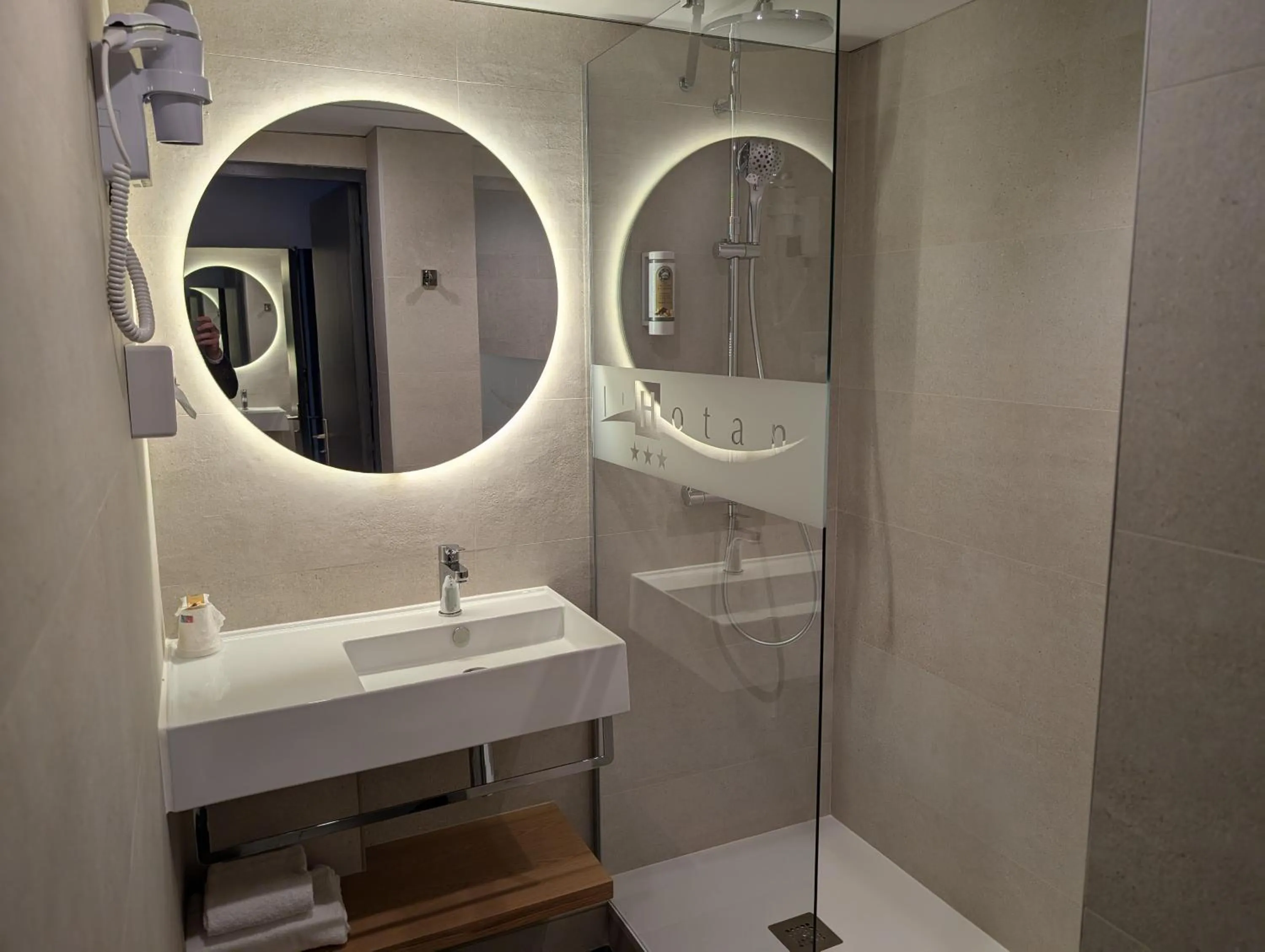 Bathroom in Hotel L'Hotan