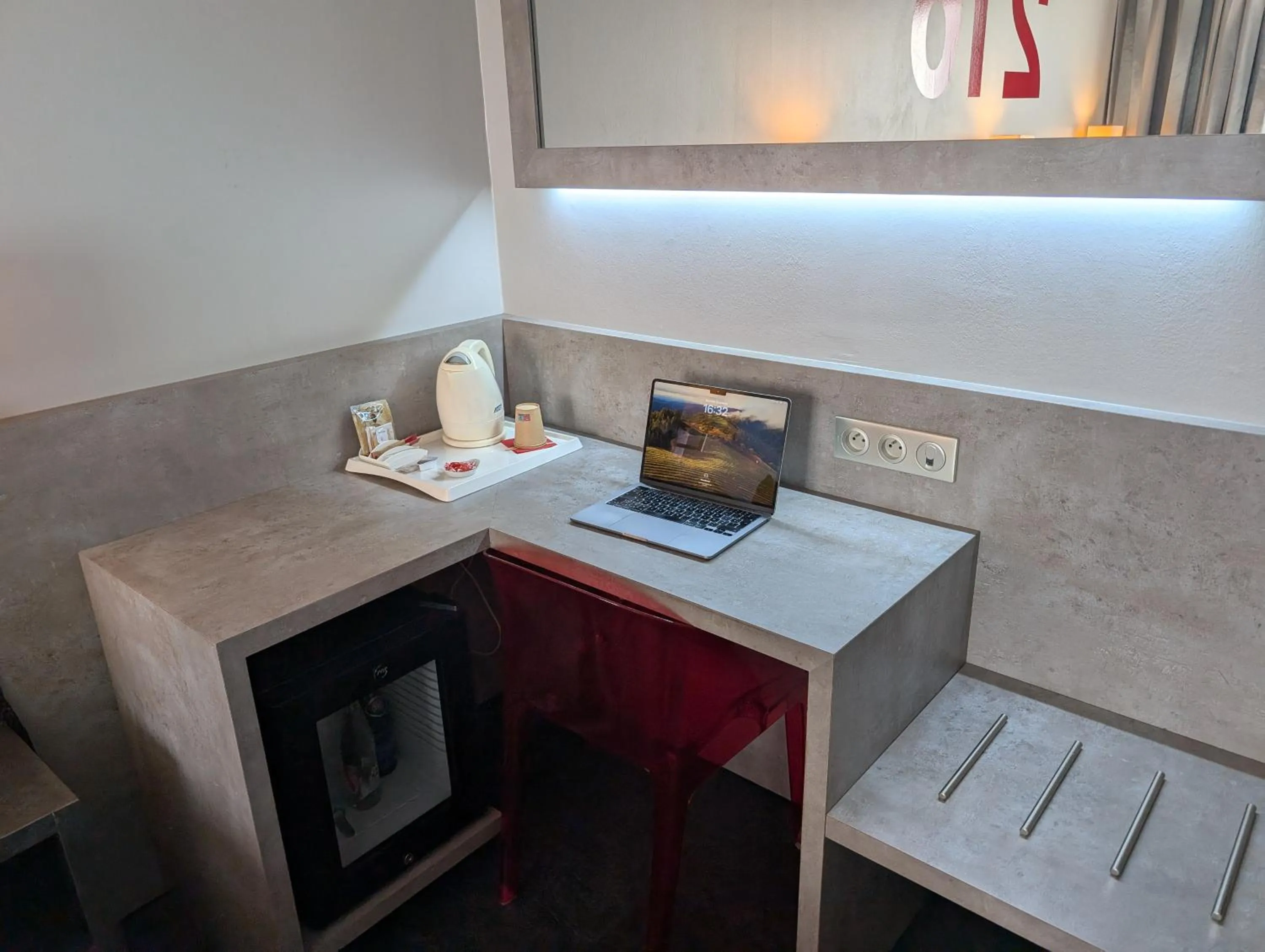 Bedroom in Hotel L'Hotan