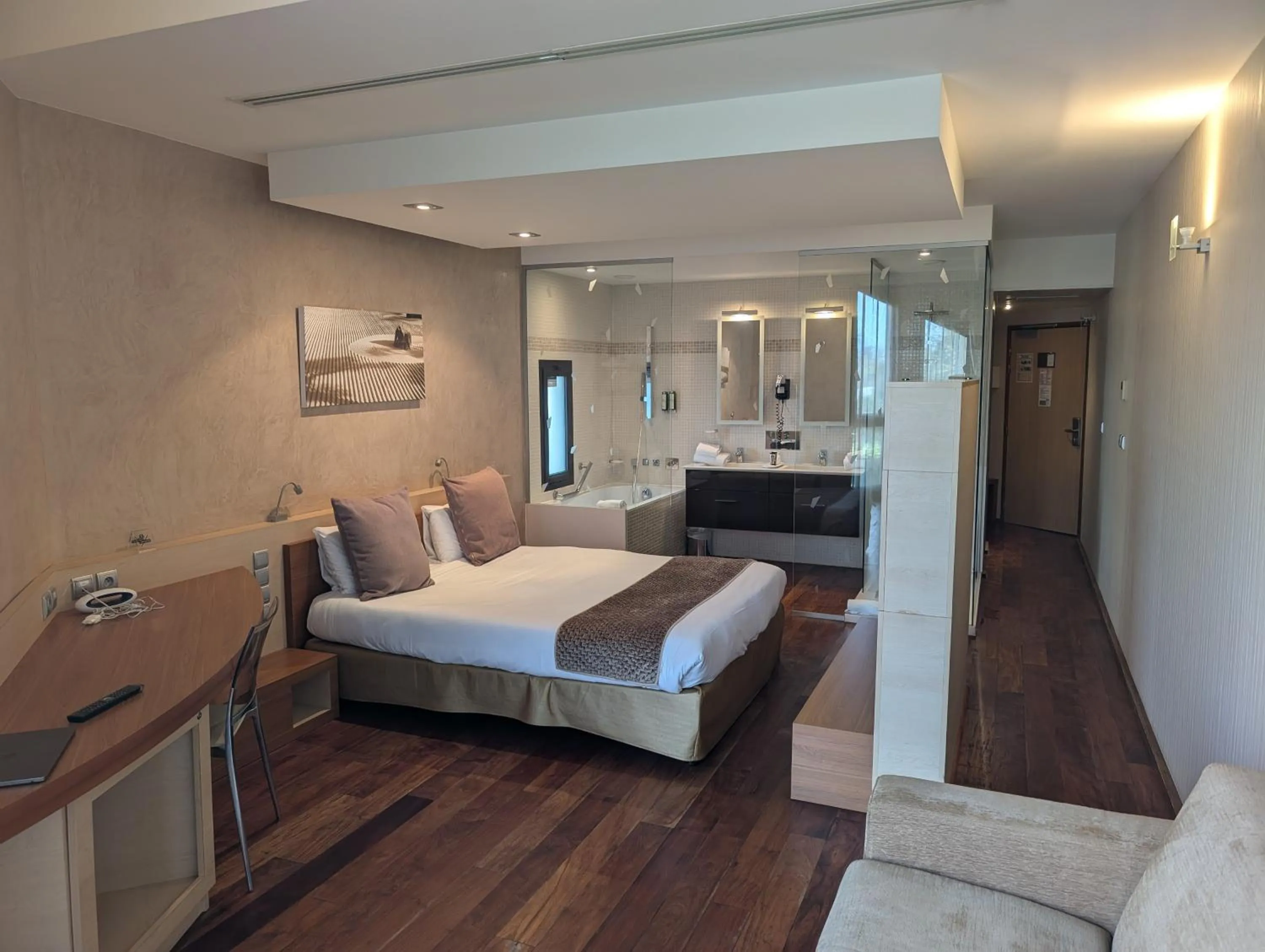 Photo of the whole room, Bed in Hotel L'Hotan