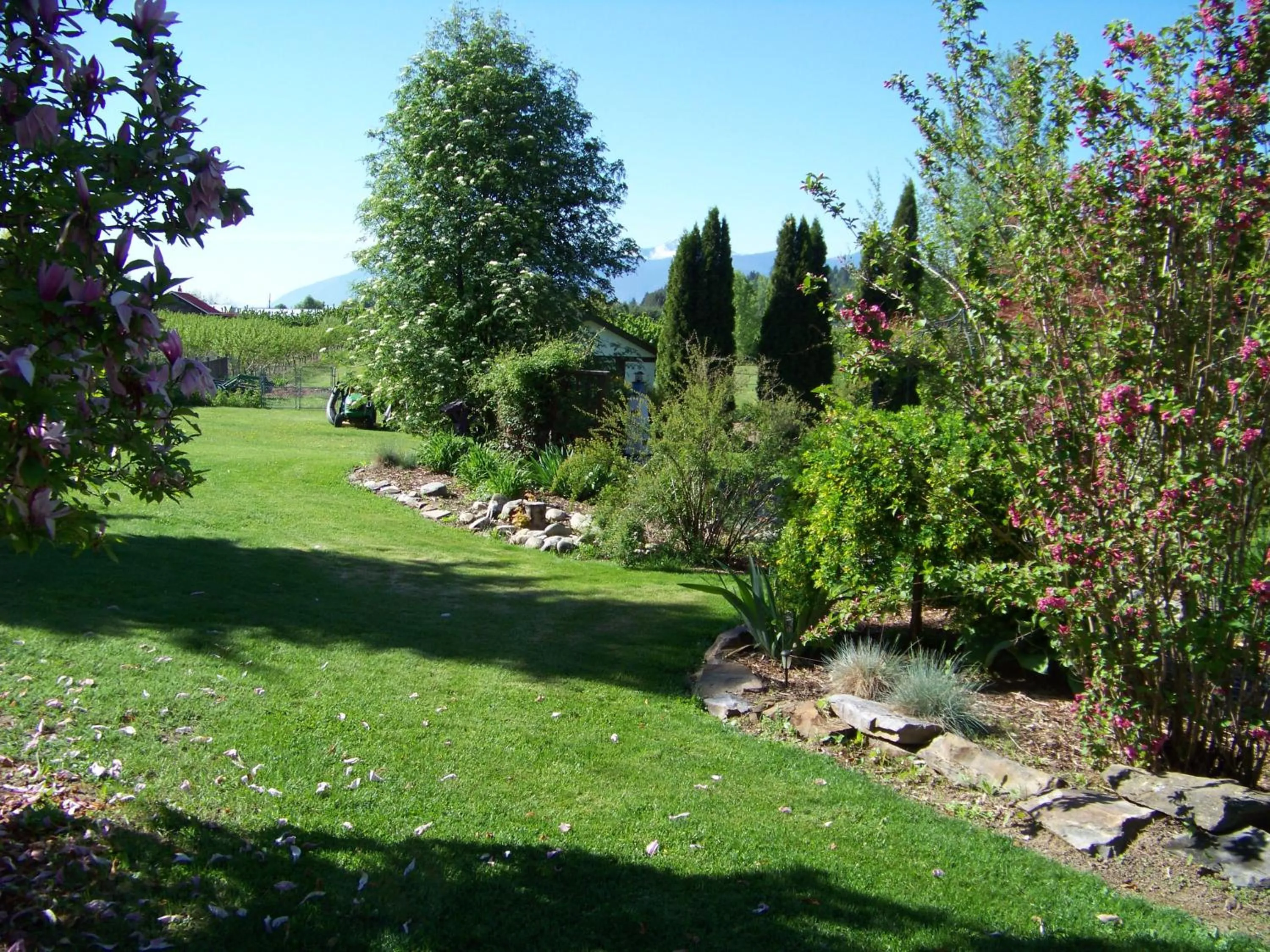 Property building in Bavarian Orchard Motel