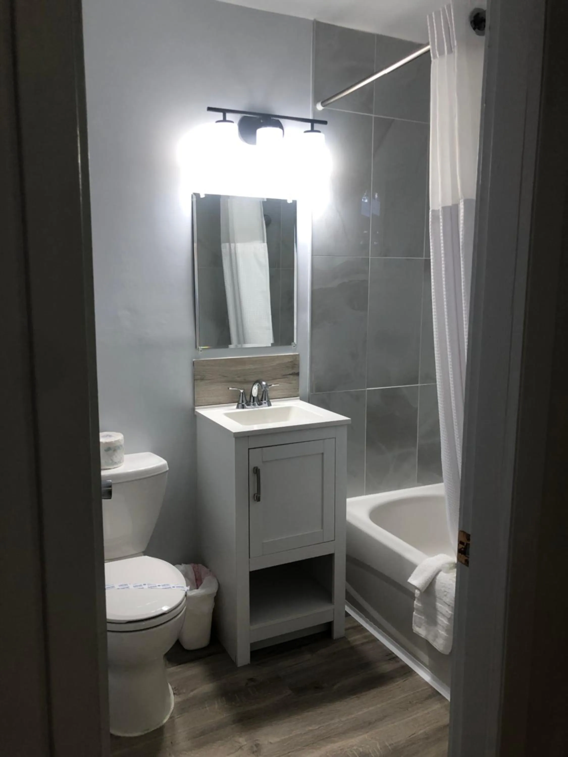 Bathroom in Bavarian Orchard Motel