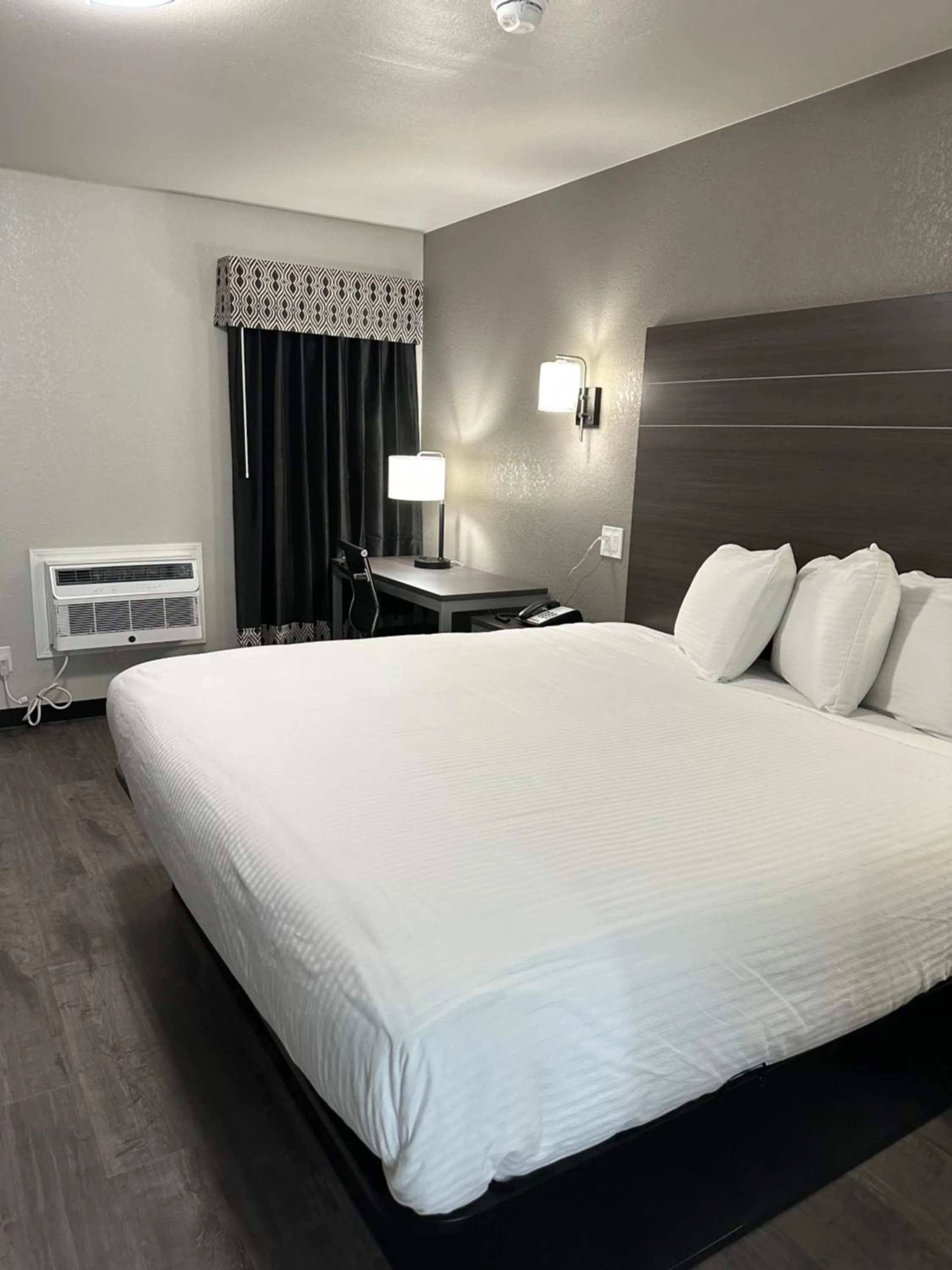 Photo of the whole room in Sleepy Traveler Motel