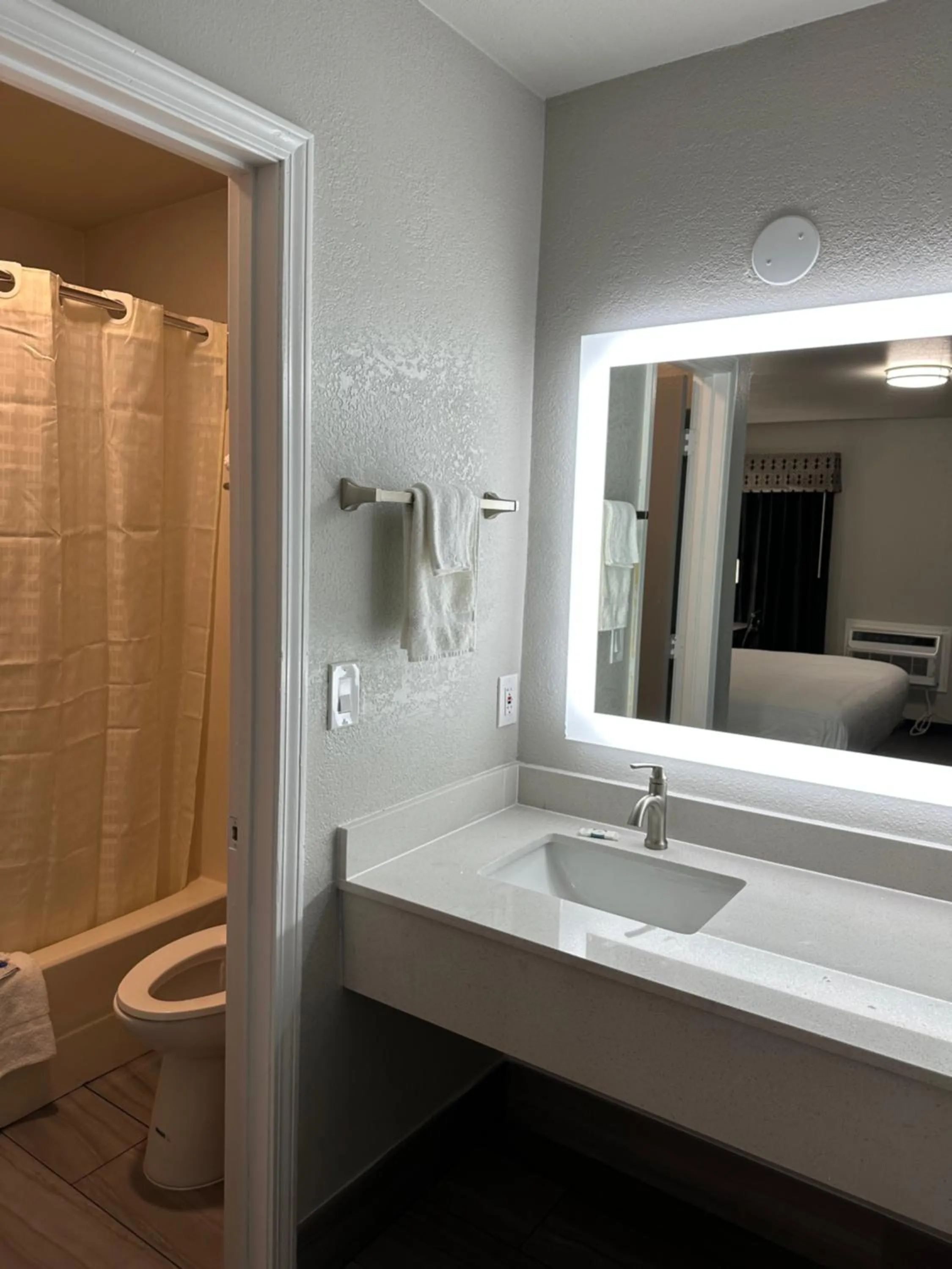 Sleepy Traveler Motel