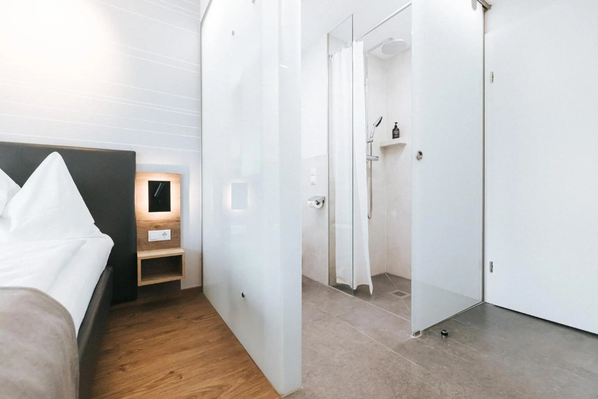 Bathroom, Bed in Hotel Restaurant Auerhahn