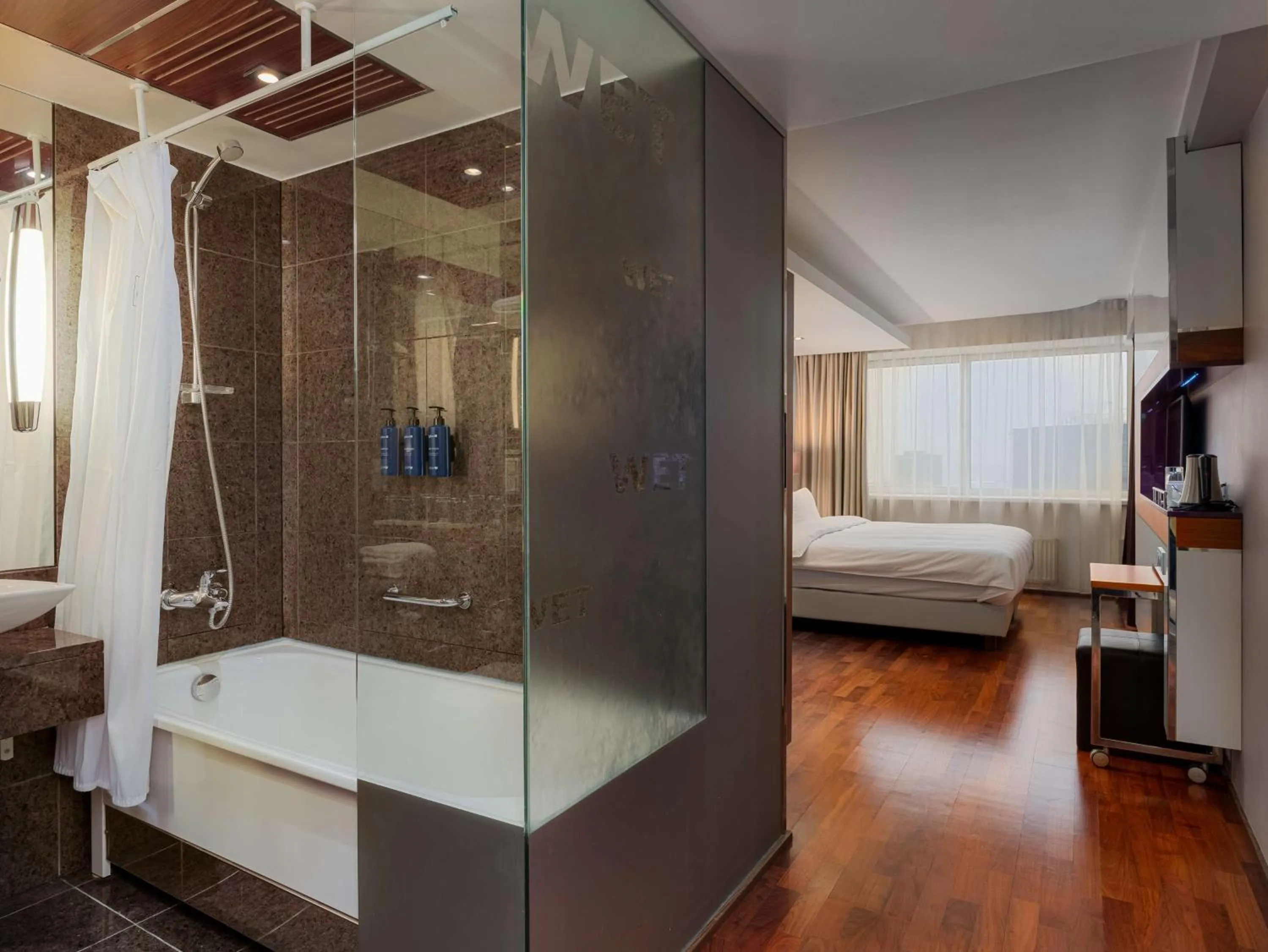 Bathroom, Bed in Radisson Blu Hotel Olümpia