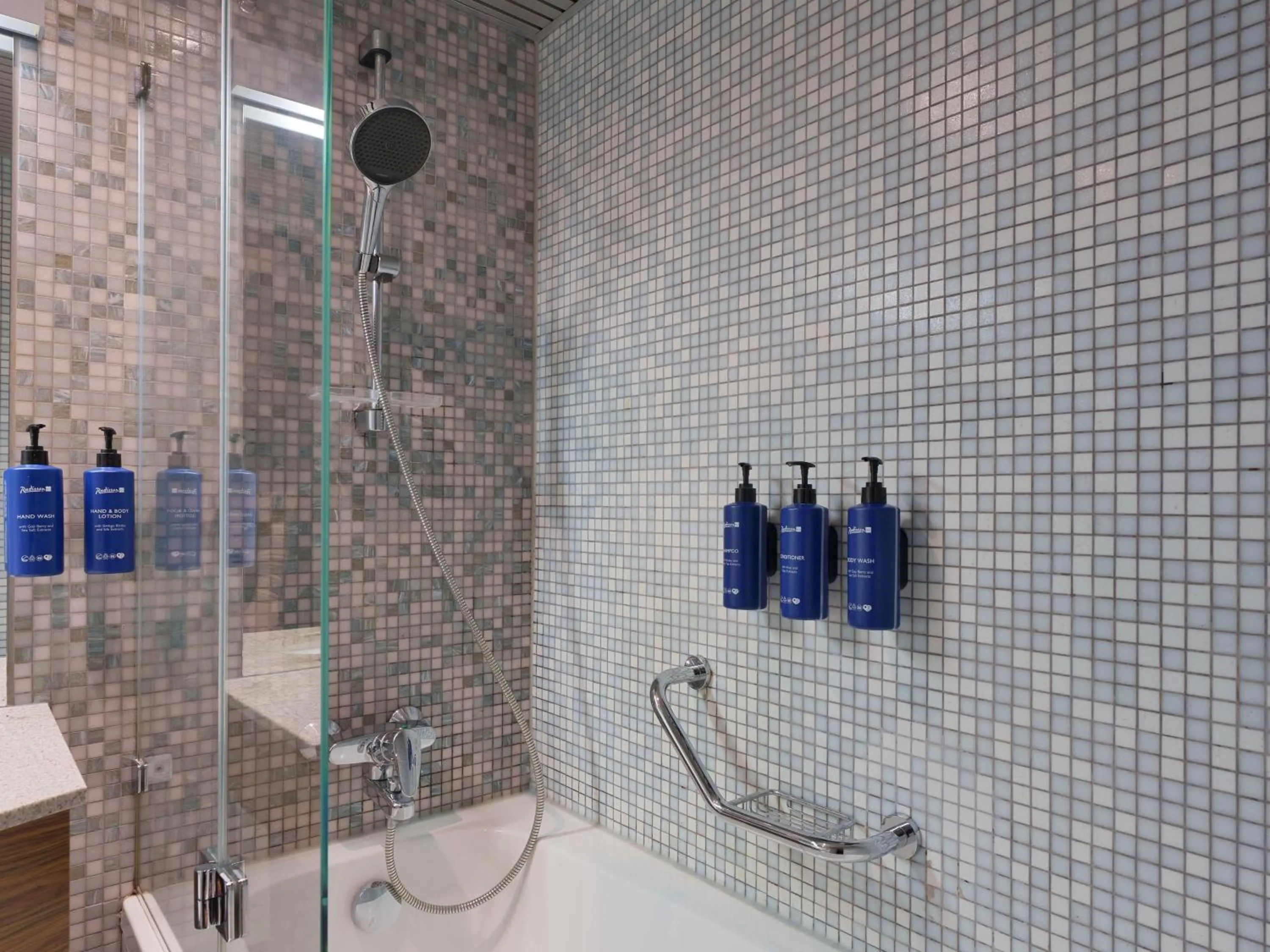 Bathroom in Radisson Blu Hotel Olümpia