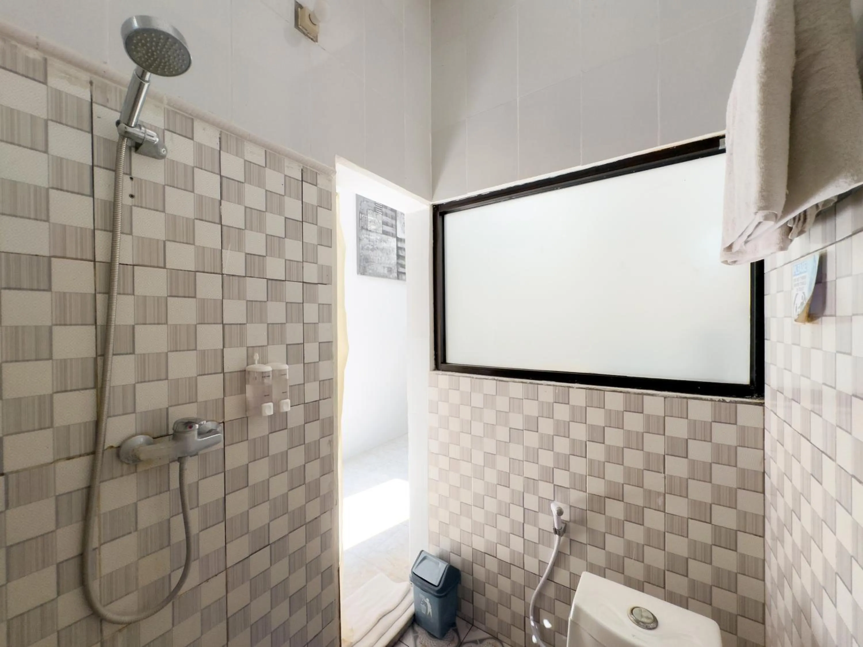 Shower in Batu Kandik Homestay