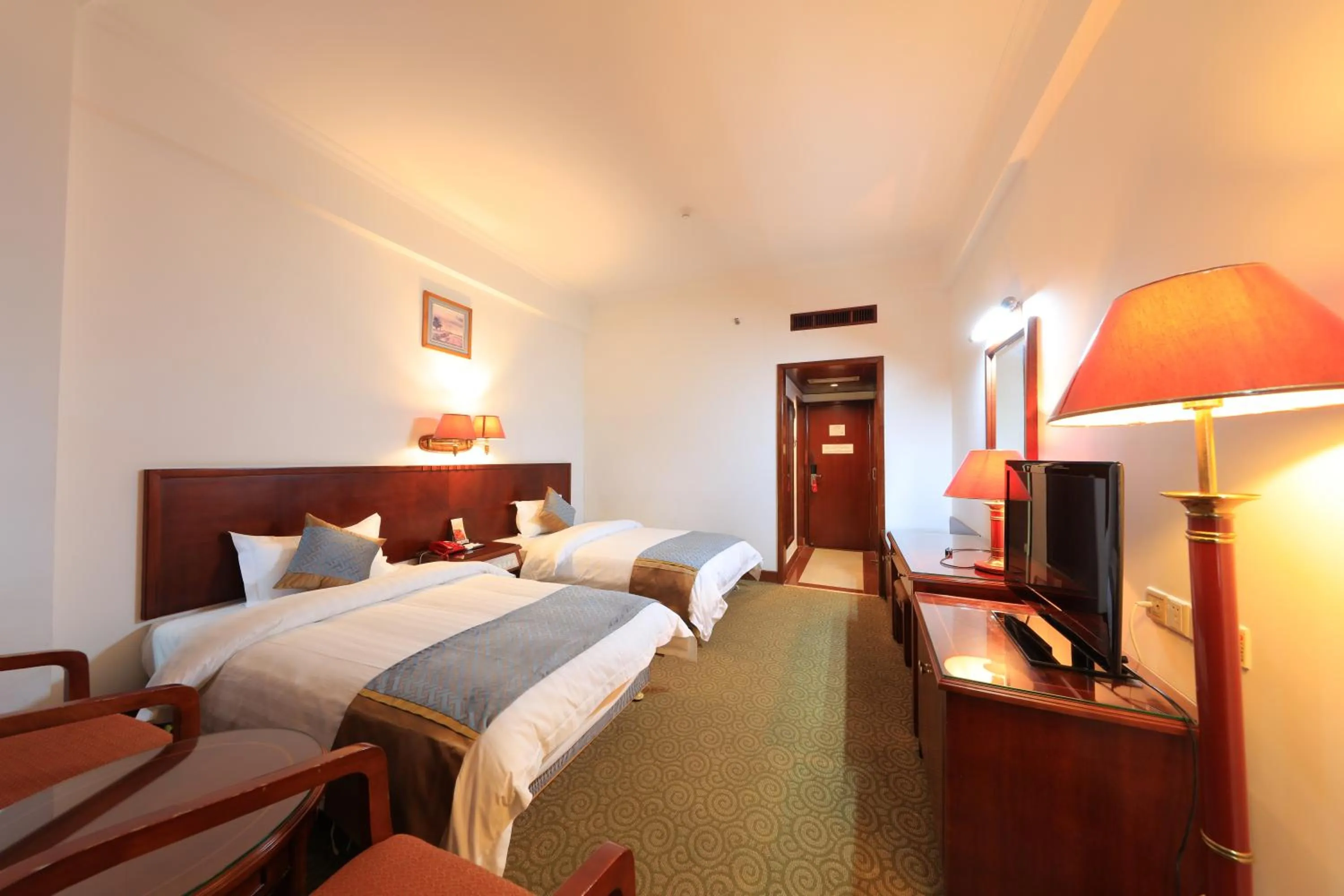 Photo of the whole room, Bed in Five Rams City Hotel