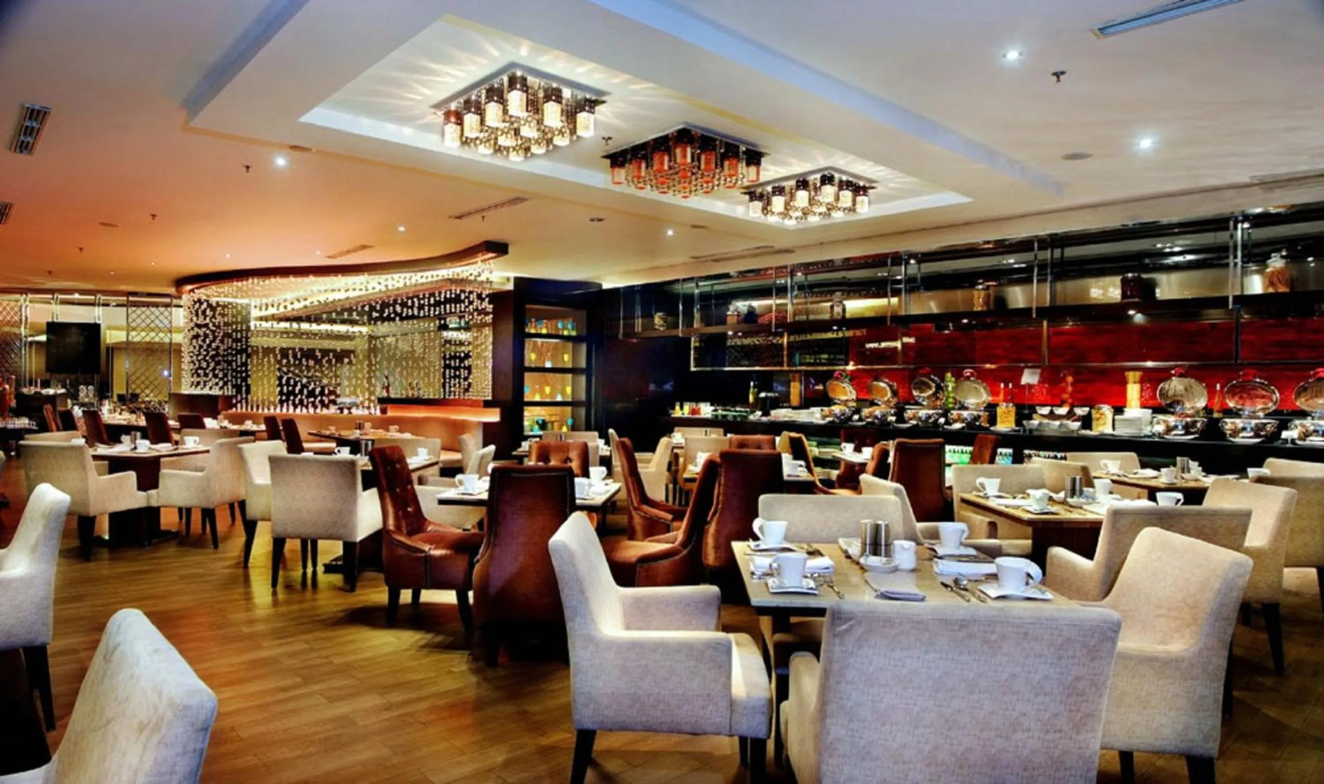 Restaurant/places to eat in Grand City Hall Hotel & Serviced Residences