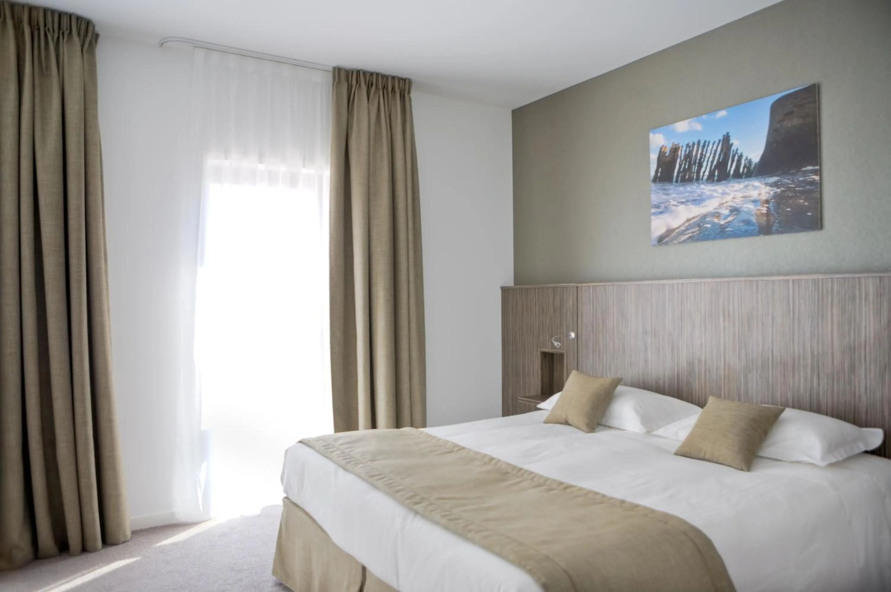 Photo of the whole room, Bed in Mercure Saint Malo Balmoral