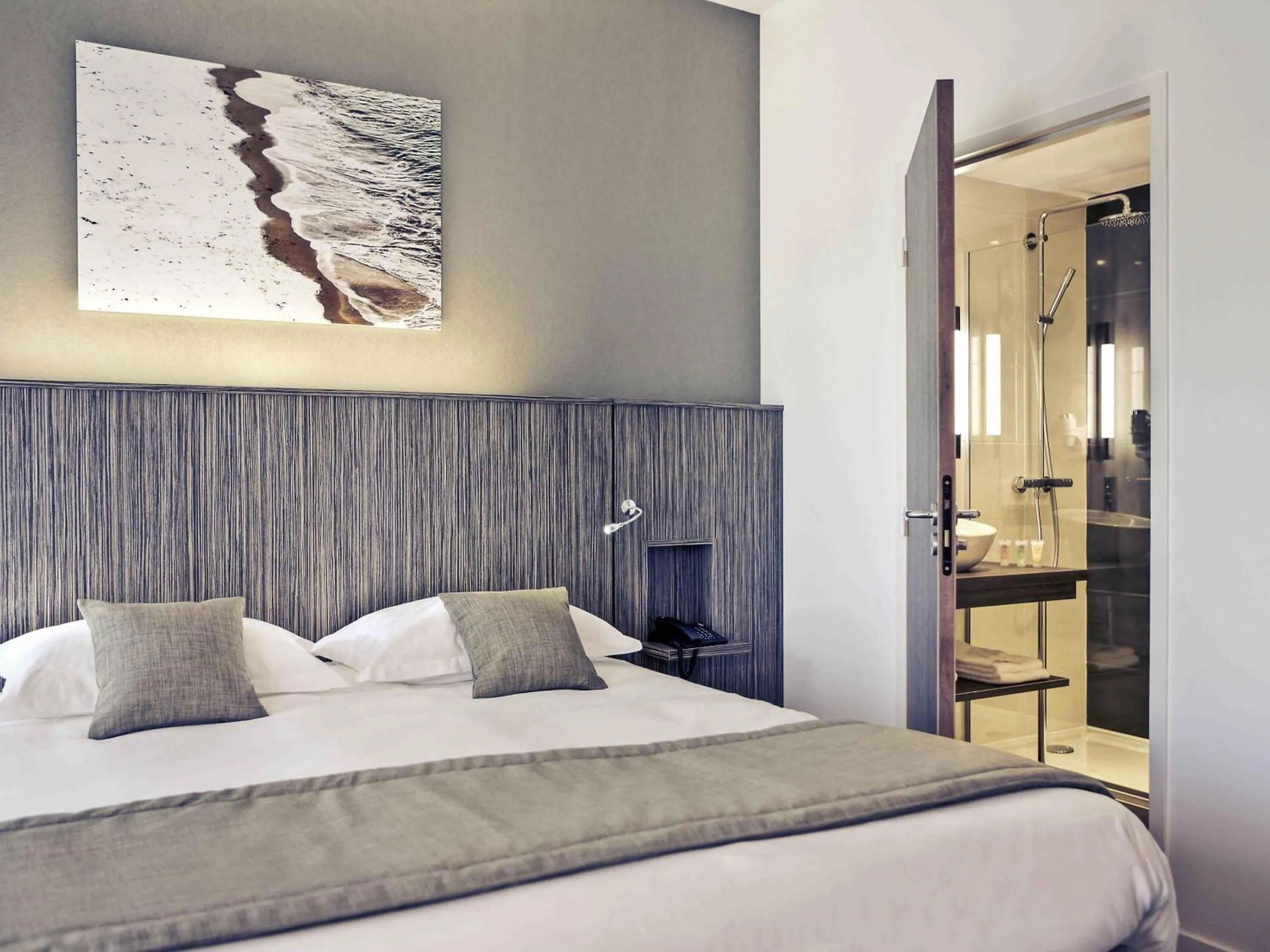 Bedroom, Bed in Mercure Saint Malo Balmoral