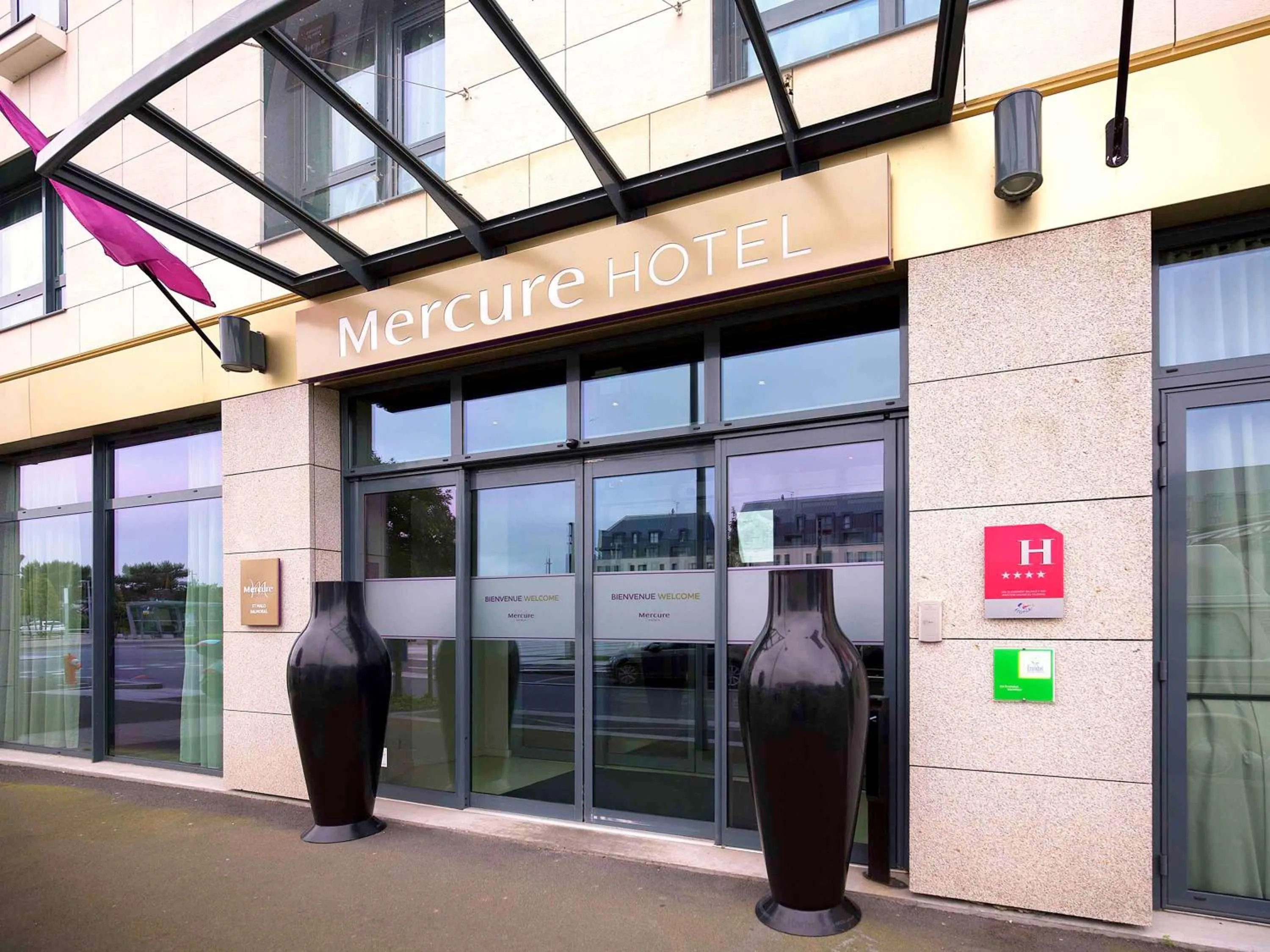 Property building in Mercure Saint Malo Balmoral