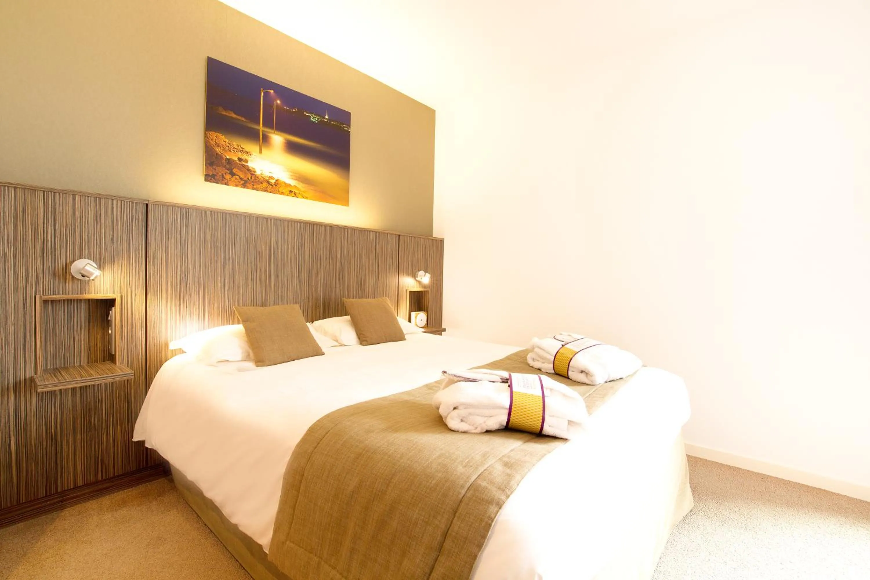 Bedroom, Bed in Mercure Saint Malo Balmoral